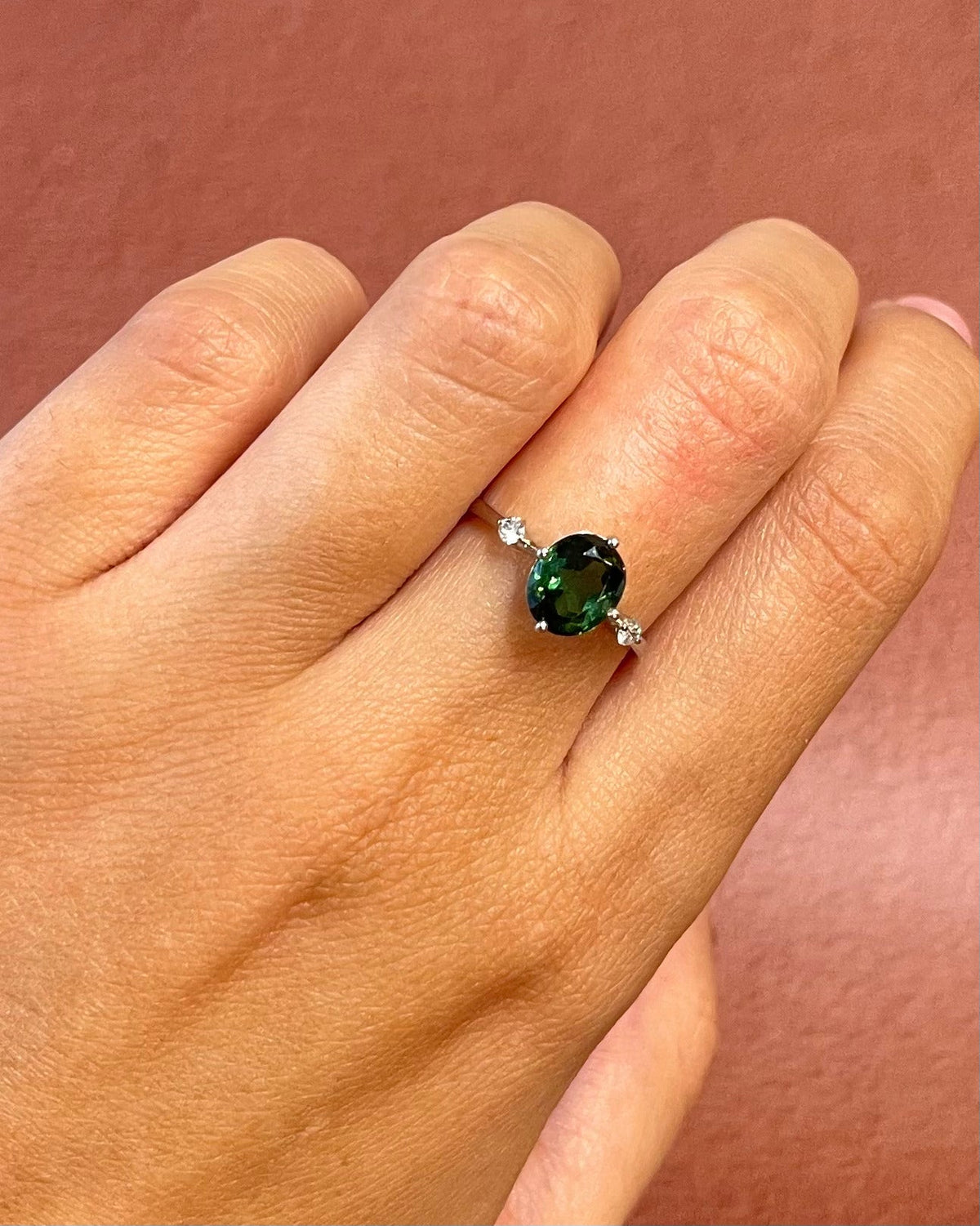 Bague Trilogie Tourmaline Verte 1.79 carat &amp; Diamants "Yolanda" - Elliade Paris