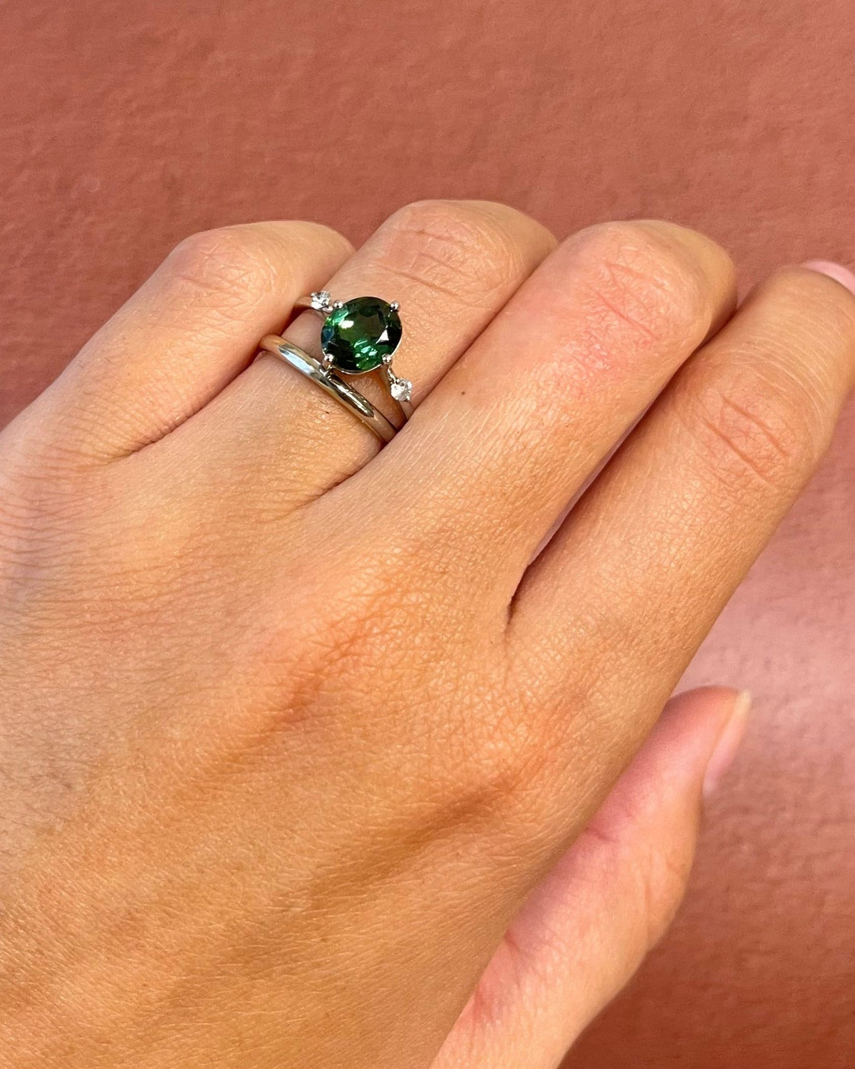 Bague Trilogie Tourmaline Verte 1.79 carat &amp; Diamants "Yolanda" - Elliade Paris