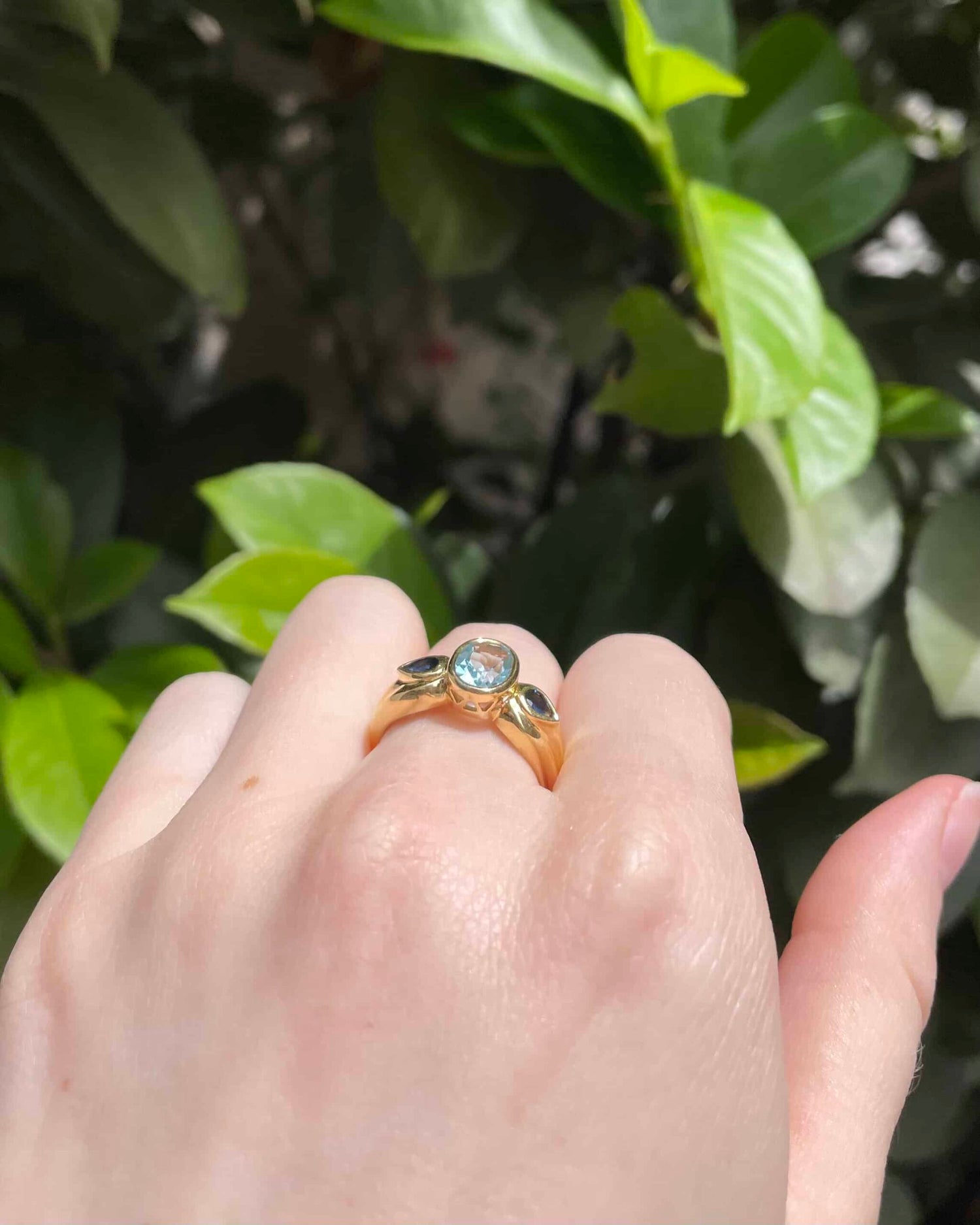 Bague Jonc Trilogie Topaze 1.45 carat &amp; Saphirs &quot;Lawrence&quot; - Elliade Paris