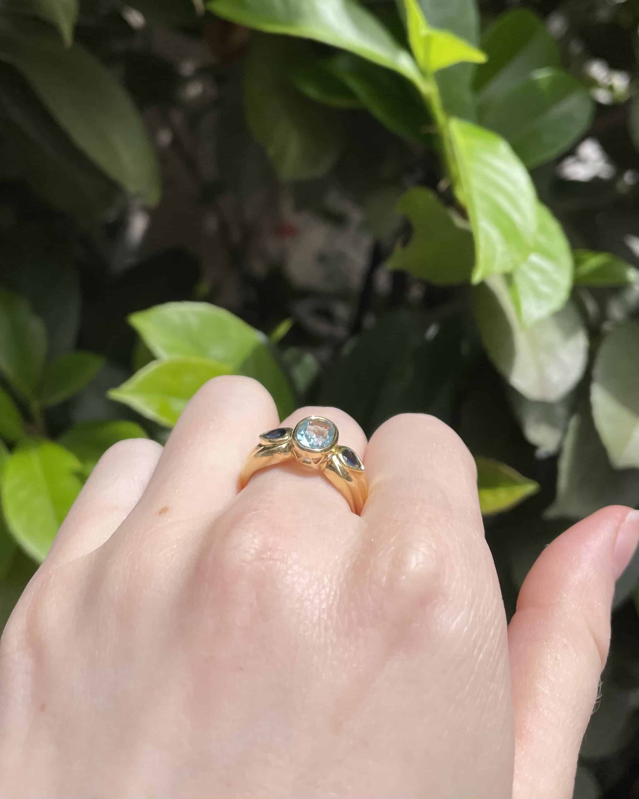 Bague Jonc Trilogie Topaze 1.45 carat &amp; Saphirs "Lawrence" - Elliade Paris