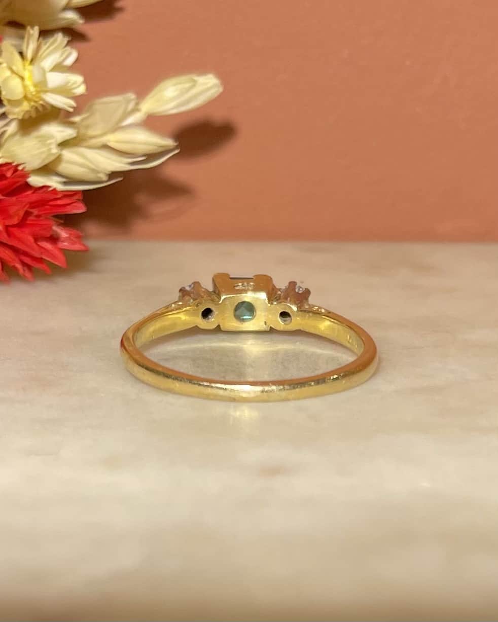 Anillo trilogía &quot;Adia&quot; de esmeraldas y diamantes
