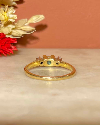 Anillo trilogía &quot;Adia&quot; de esmeraldas y diamantes