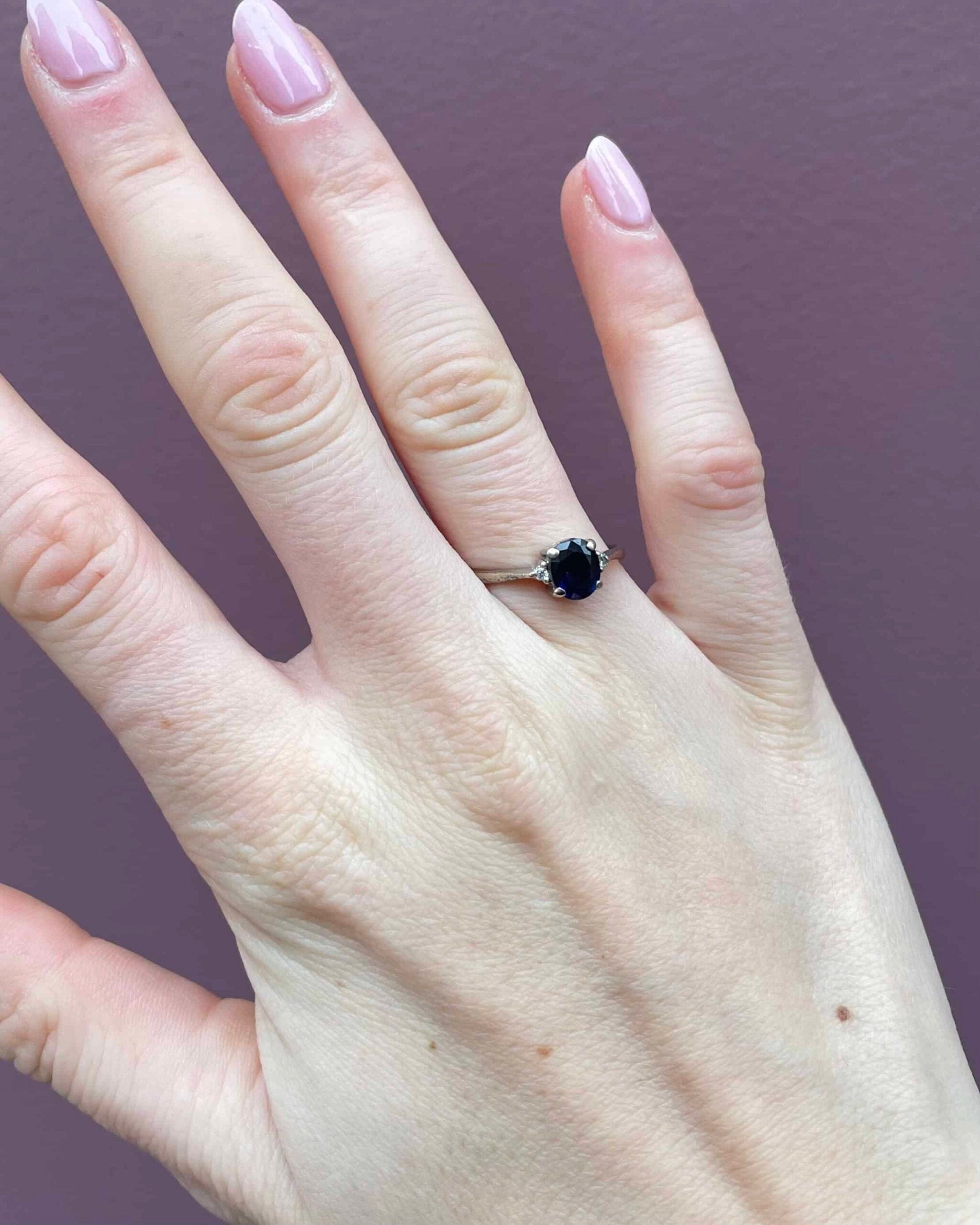 Bague Trilogie Saphir 1.10 carat &amp; Diamants "Loralie" - Elliade Paris
