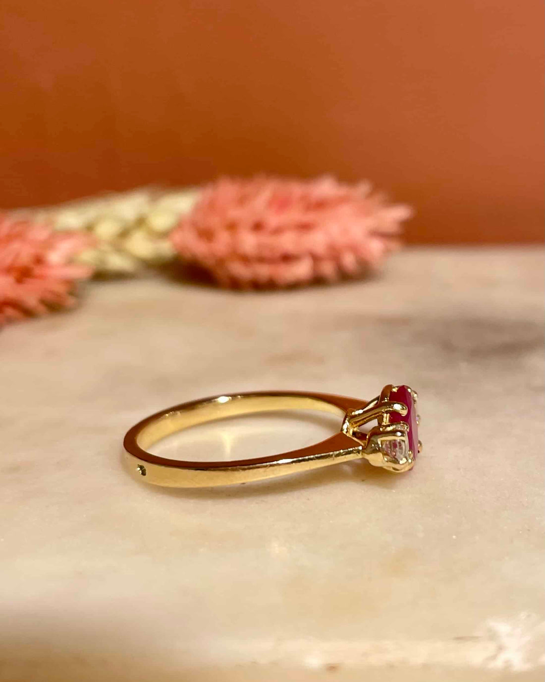 Anillo trilogía &quot;Alana&quot; de rubí y diamantes de 0,55 quilates