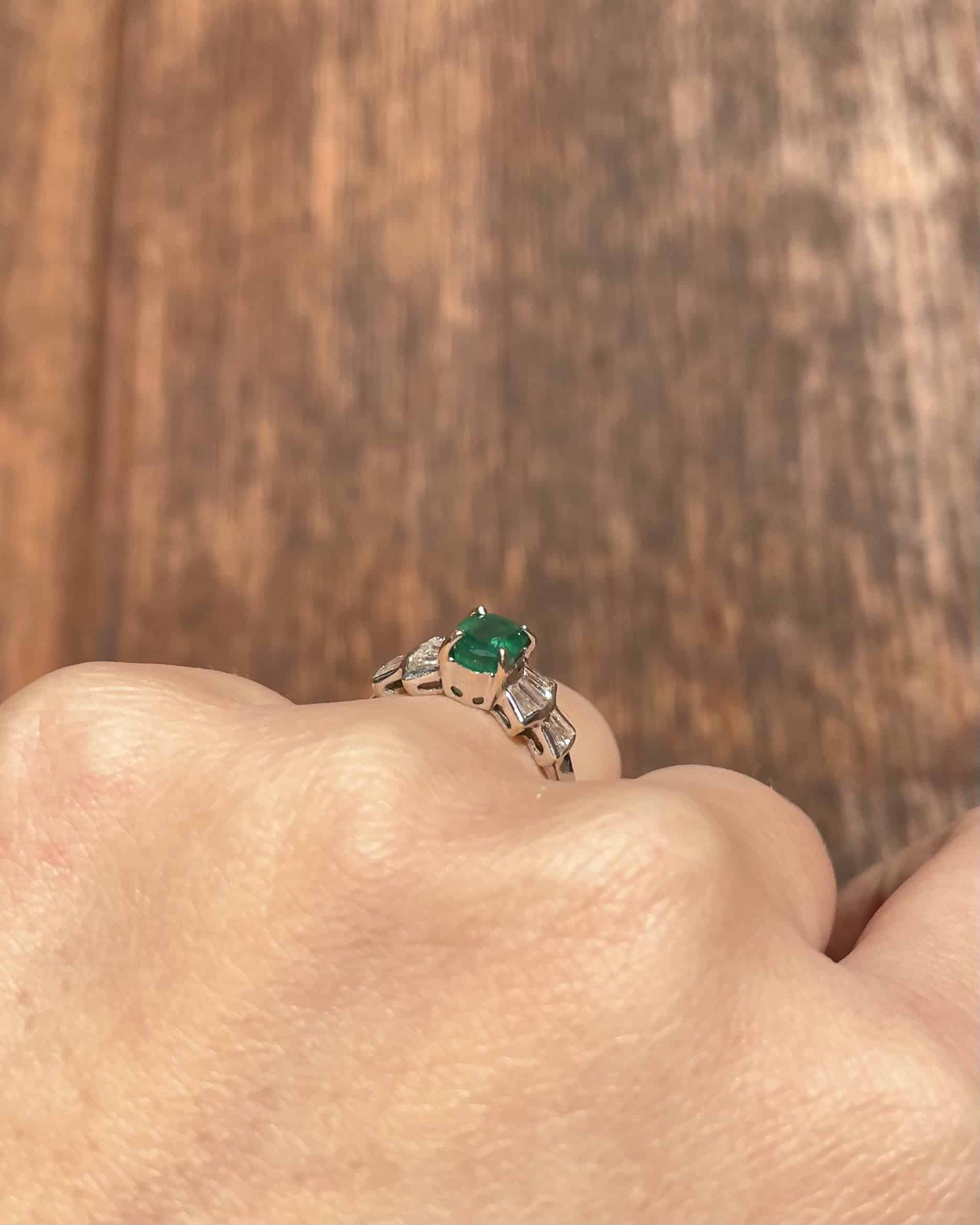 Bague Trilogie Emeraude 0.85 carat &amp; Diamants Baguette "Svetlana" - Elliade Paris