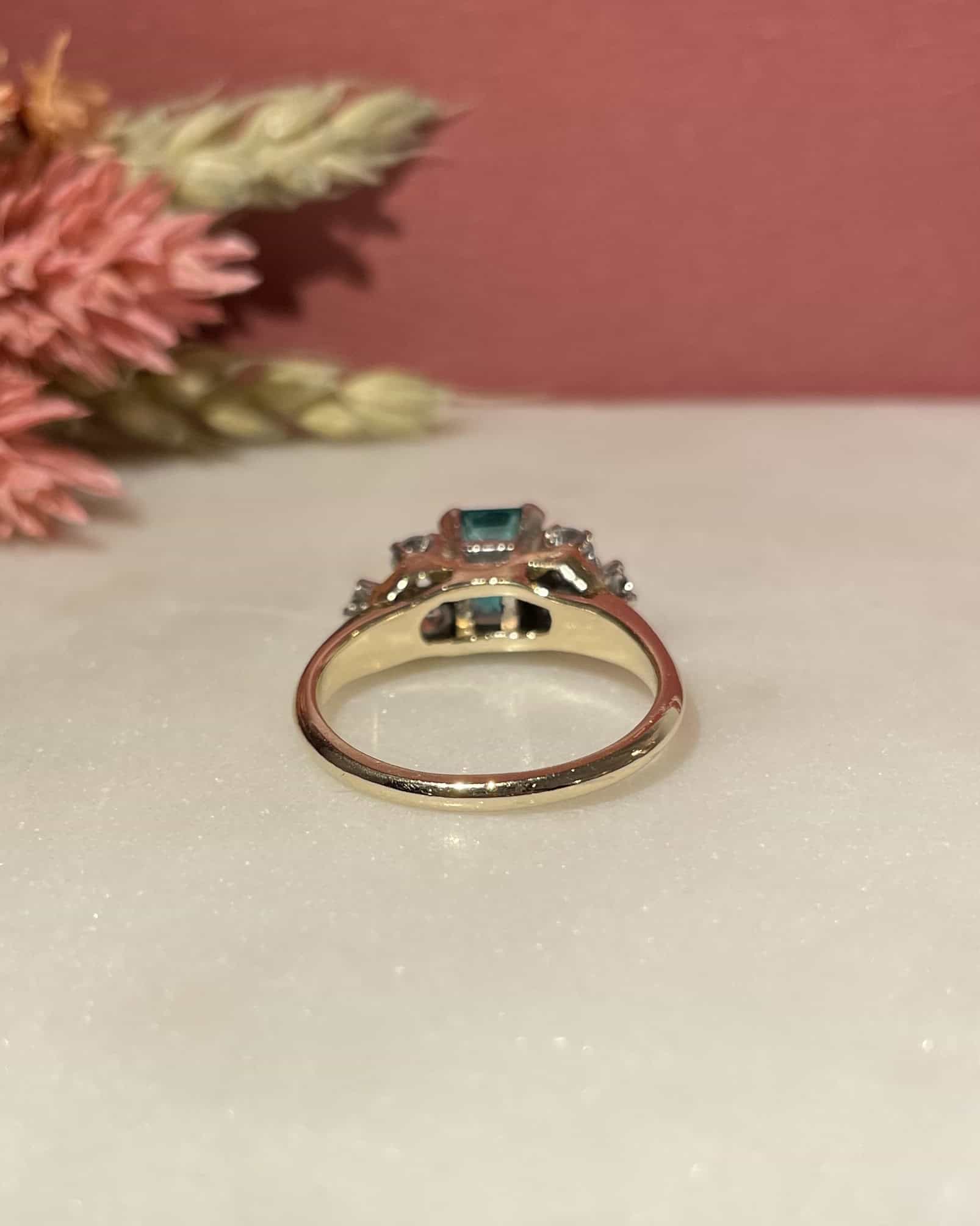 Bague Trilogie Emeraude 1 carat &amp; Diamants 0.54 carat "Mely" - Elliade Paris