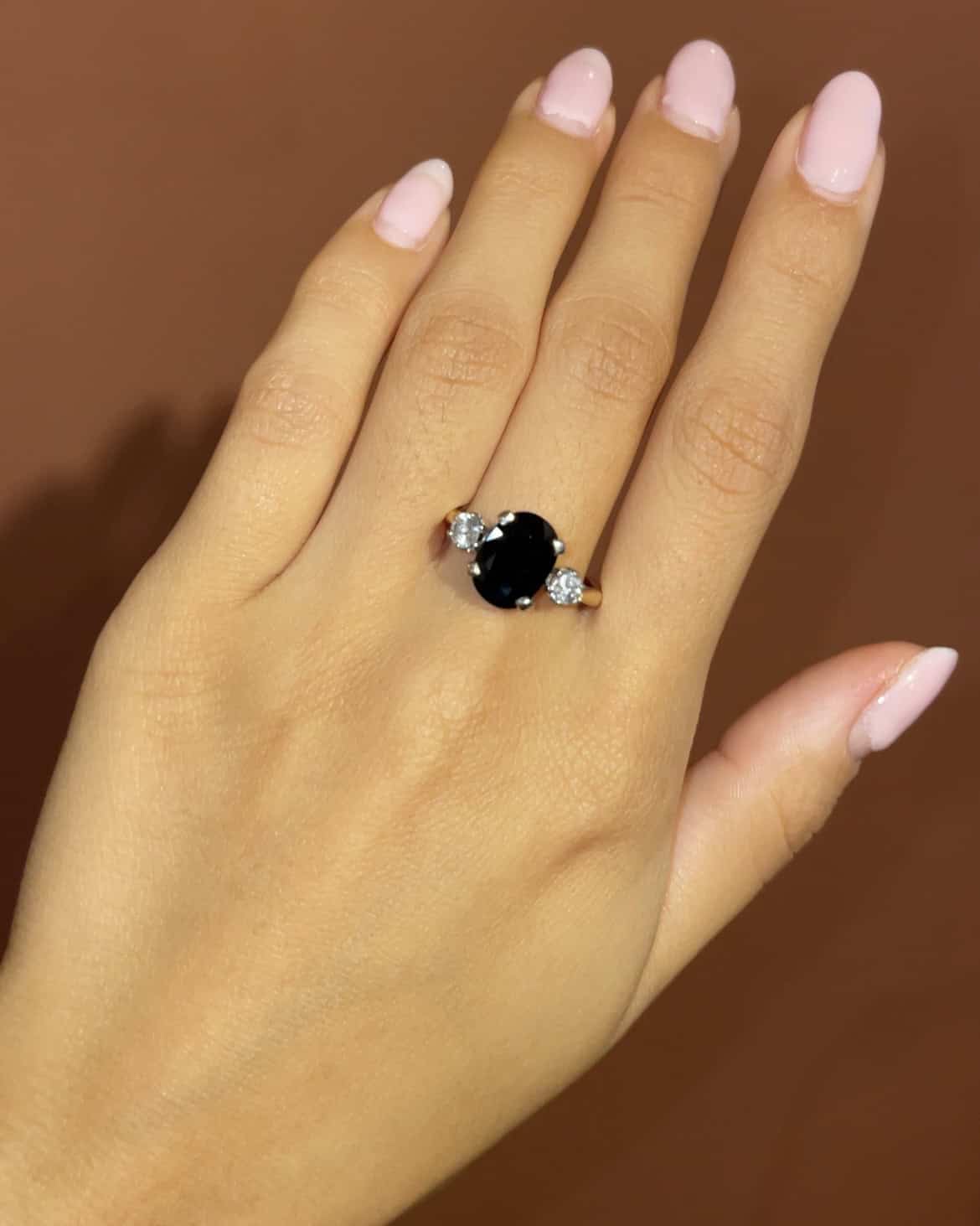 Anillo "Lindsay" de trilogía de zafiros y diamantes de 2,80 quilates