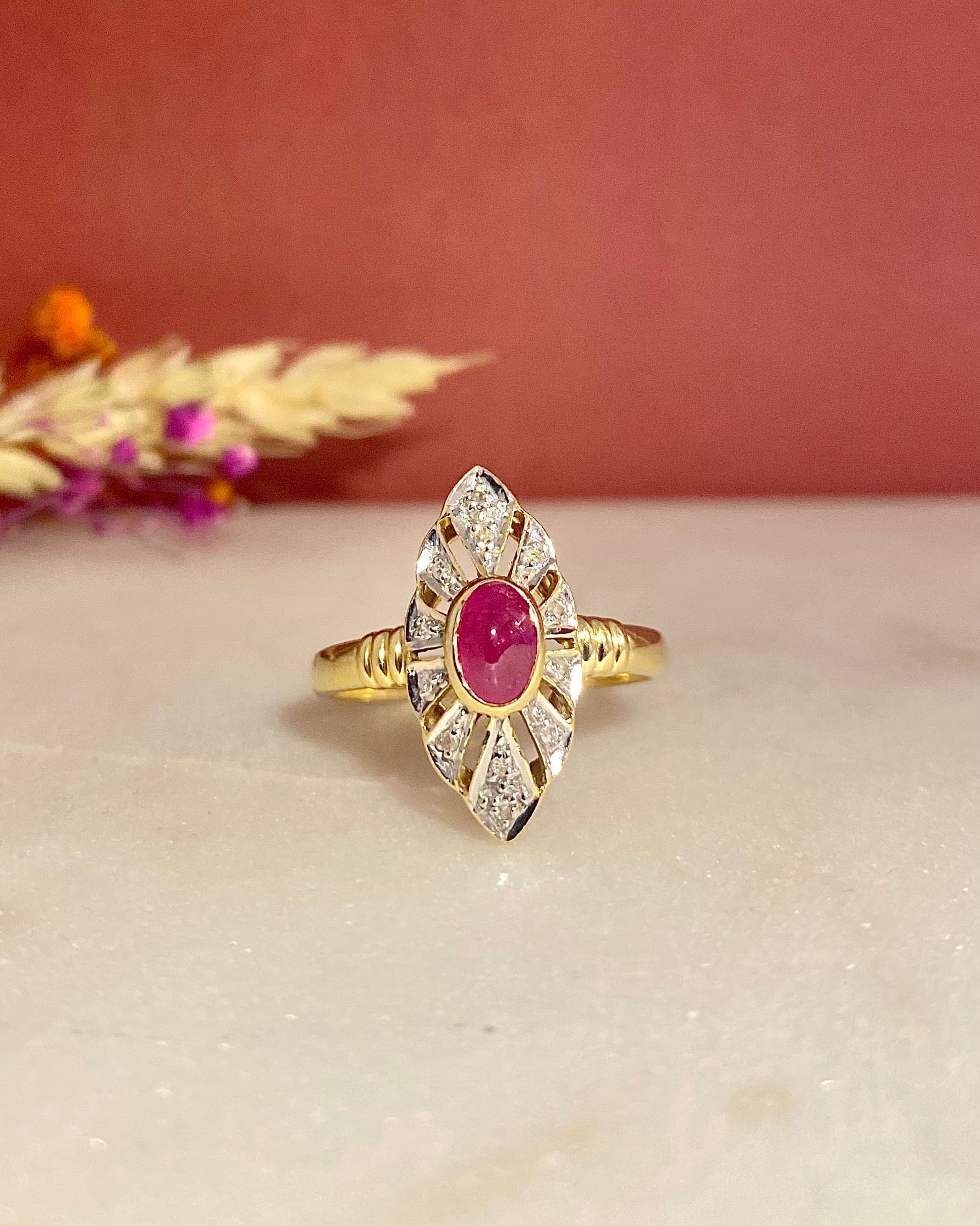 Anillo estilo marquesa Art Déco con rubí cabujón y diamantes "Valentine"