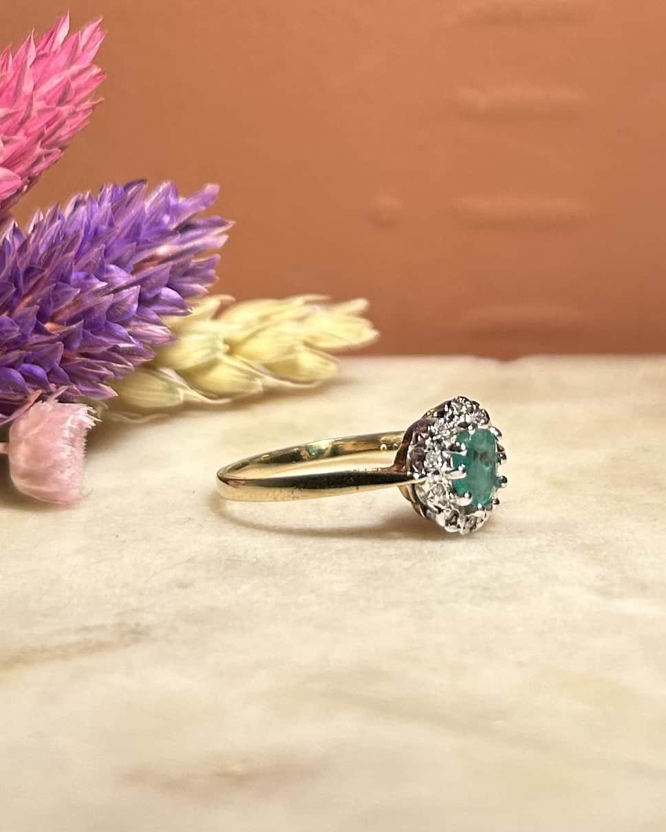 Anillo &quot;Lua&quot; con margaritas de esmeralda y diamantes