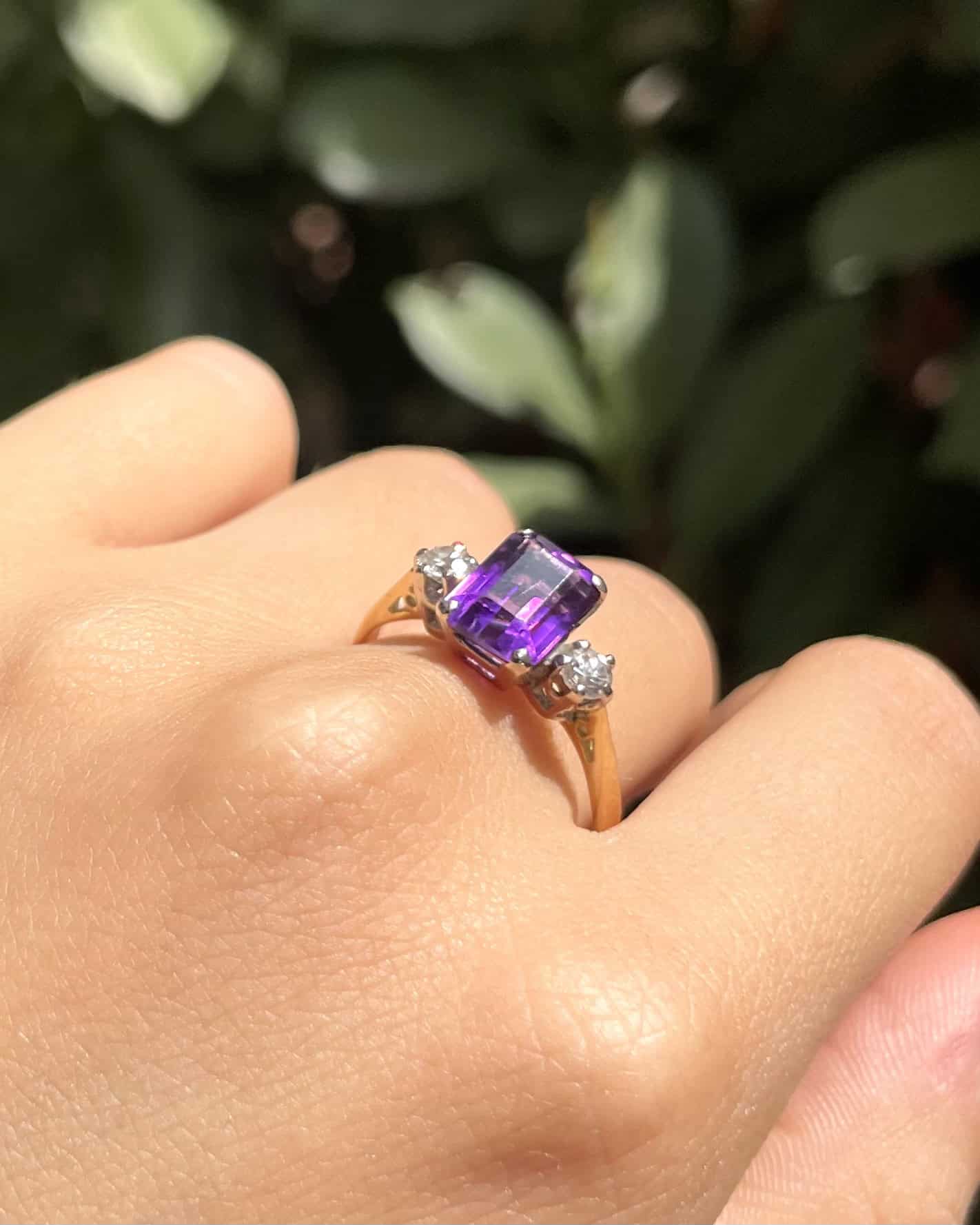 Anillo "Jana" de trilogía de amatista y diamantes de 1,30 quilates