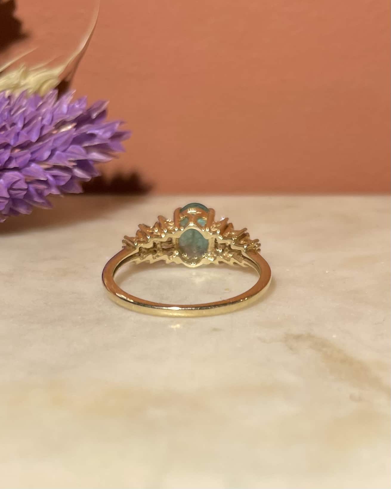 Anillo de trilogía de diamantes y esmeraldas "Denise"