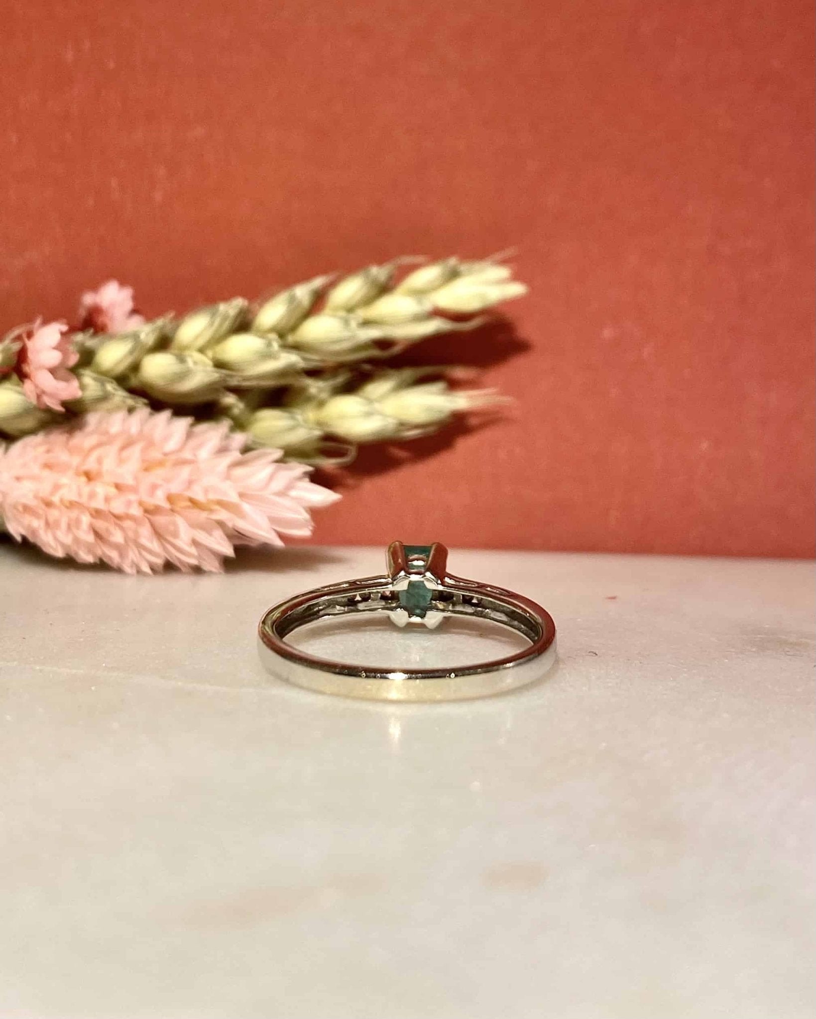 Bague Vintage Emeraude 0.50 carat &amp; Diamants &quot;Alexia&quot; - Elliade Paris
