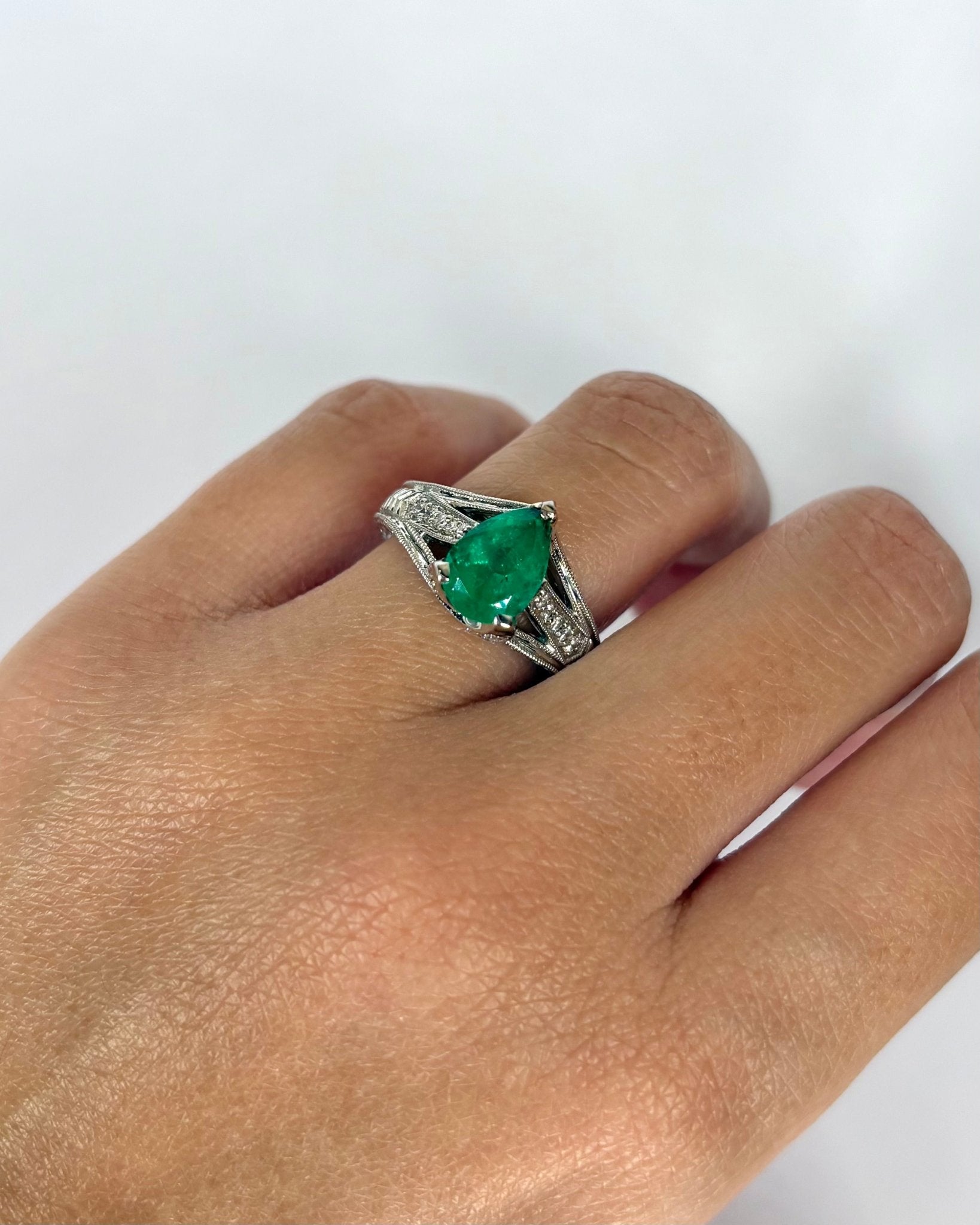 Bague Vintage Émeraude 2 cts &amp; 33 Diamants "Gladys" - Elliade Paris