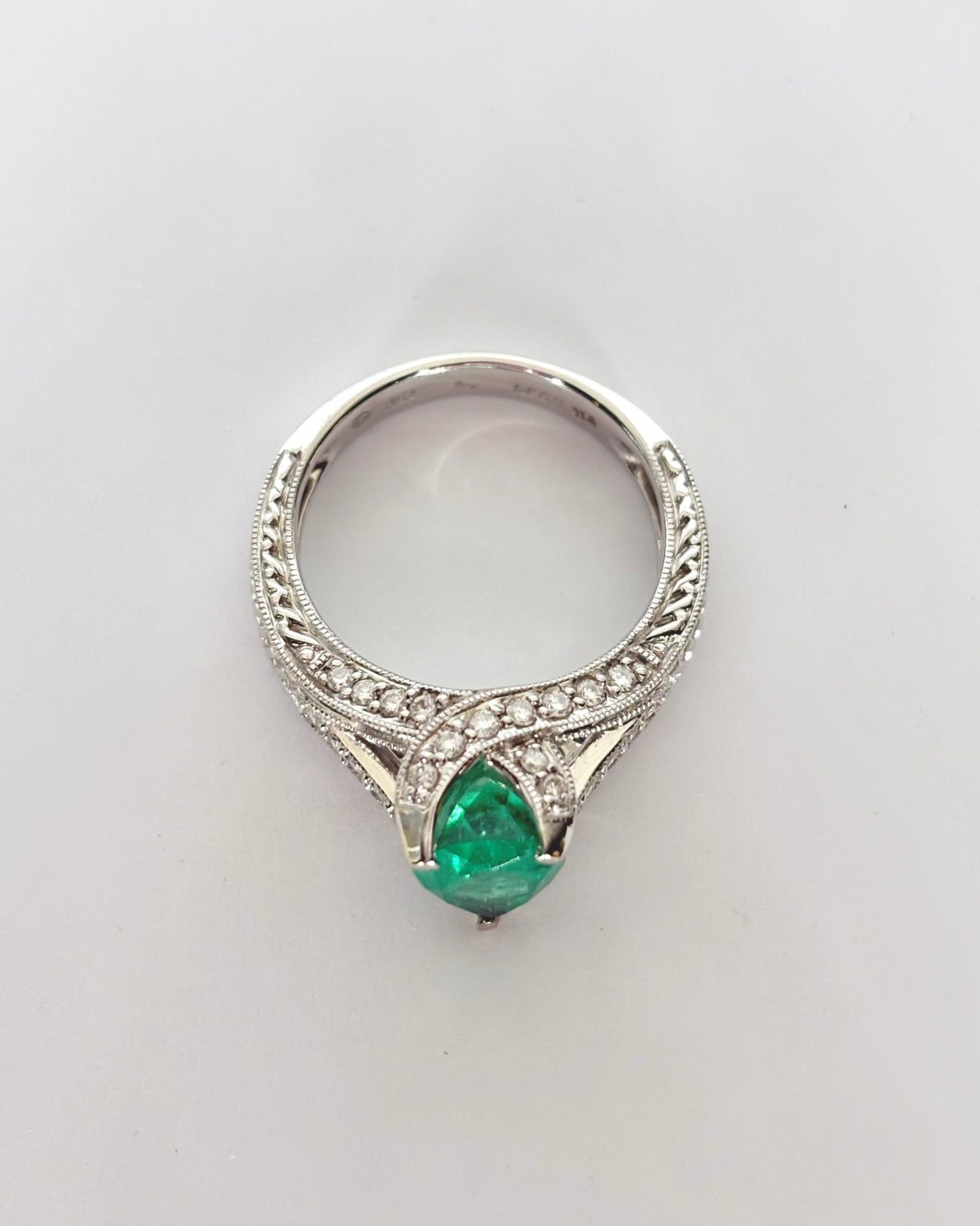 Bague Vintage Émeraude 2 cts &amp; 33 Diamants "Gladys" - Elliade Paris