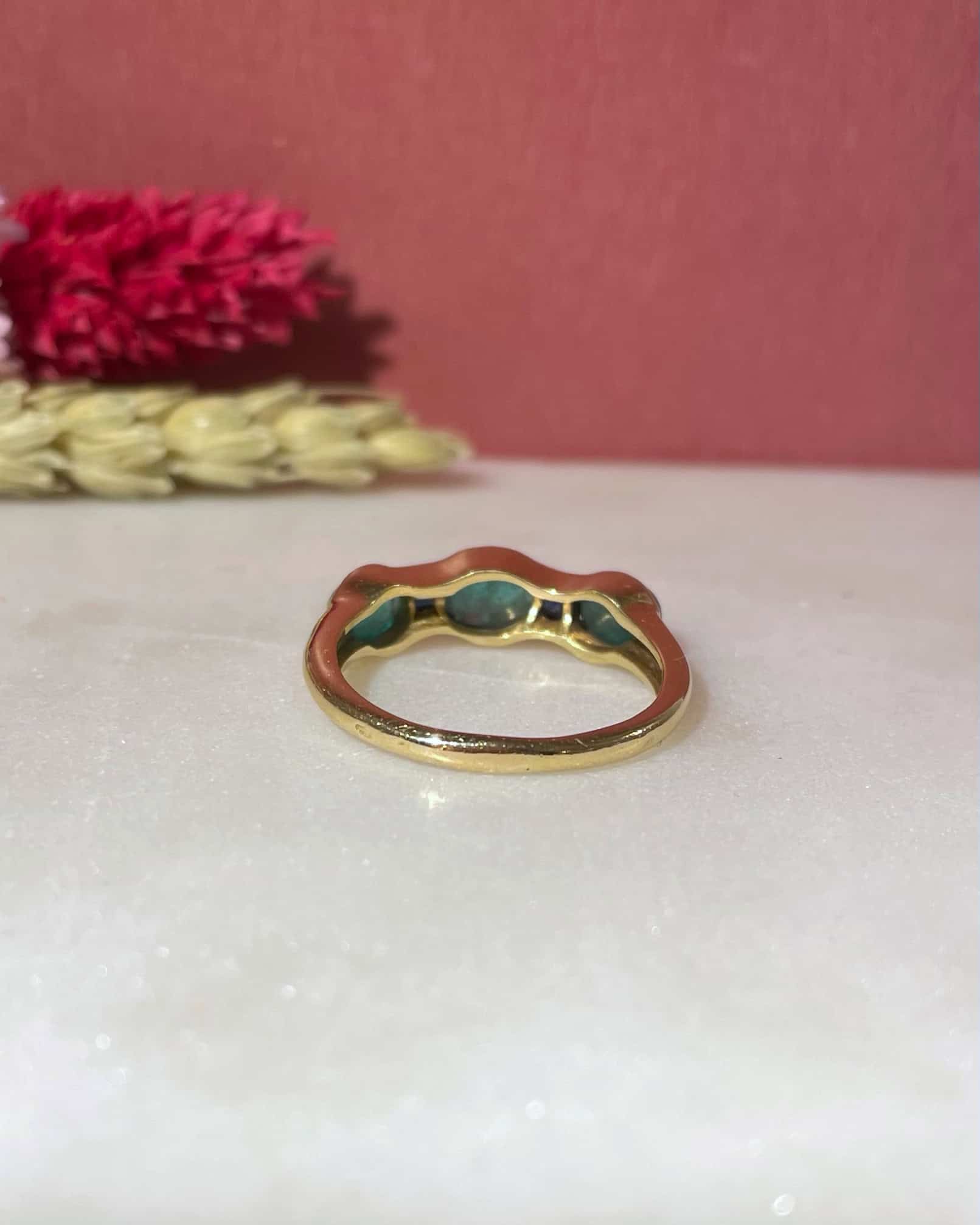 Bague Jonc Émeraudes 1.60 carat &amp; Saphirs "Alison" - Elliade Paris