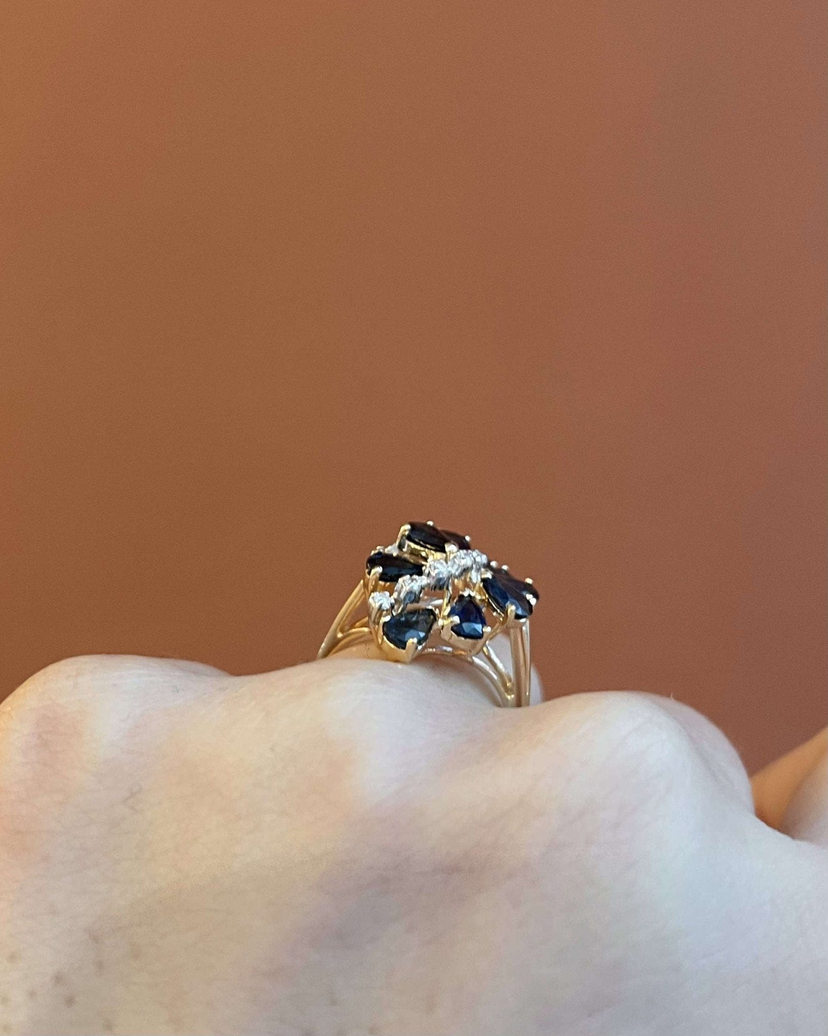 Bague Vintage Fleur 9 Saphirs 1.60 carat &amp; Diamants "Maina" - Elliade Paris