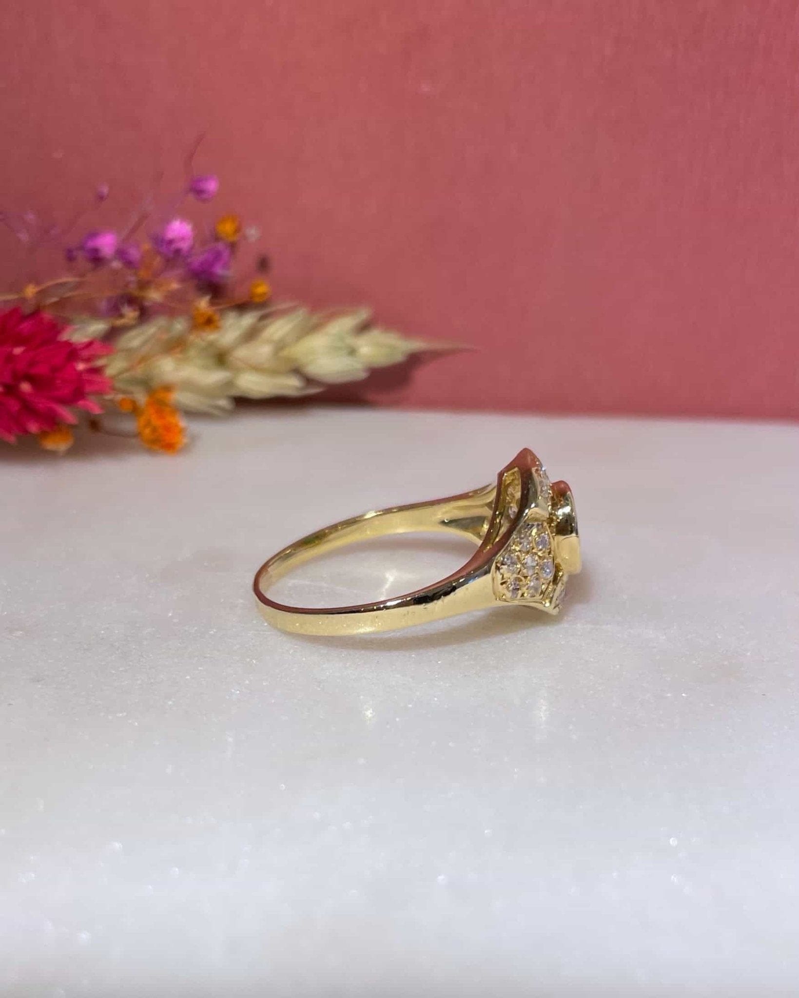 Bague Vintage Jonc Emeraude 0.65 Carat &amp; 24 Diamants "Willow" - Elliade Paris