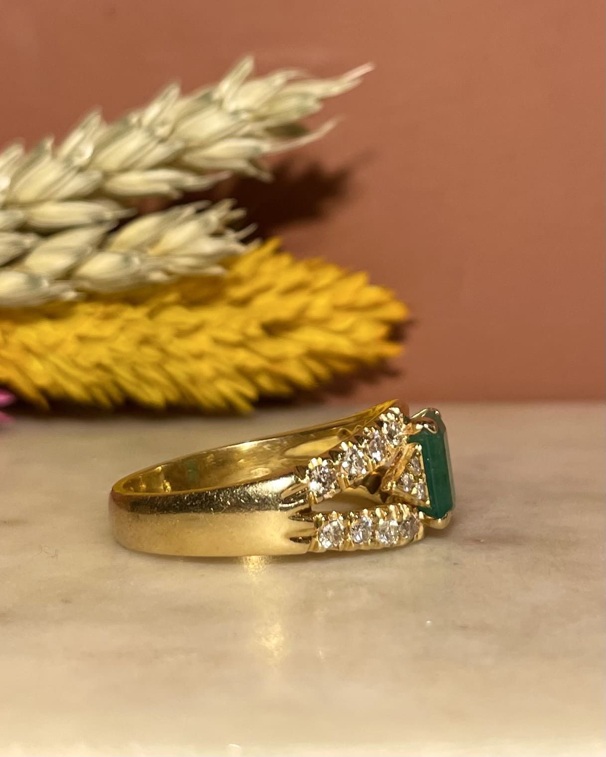Bague Vintage Jonc Emeraude 0.90 Carat &amp; 22 Diamants "Philippa" - Elliade Paris