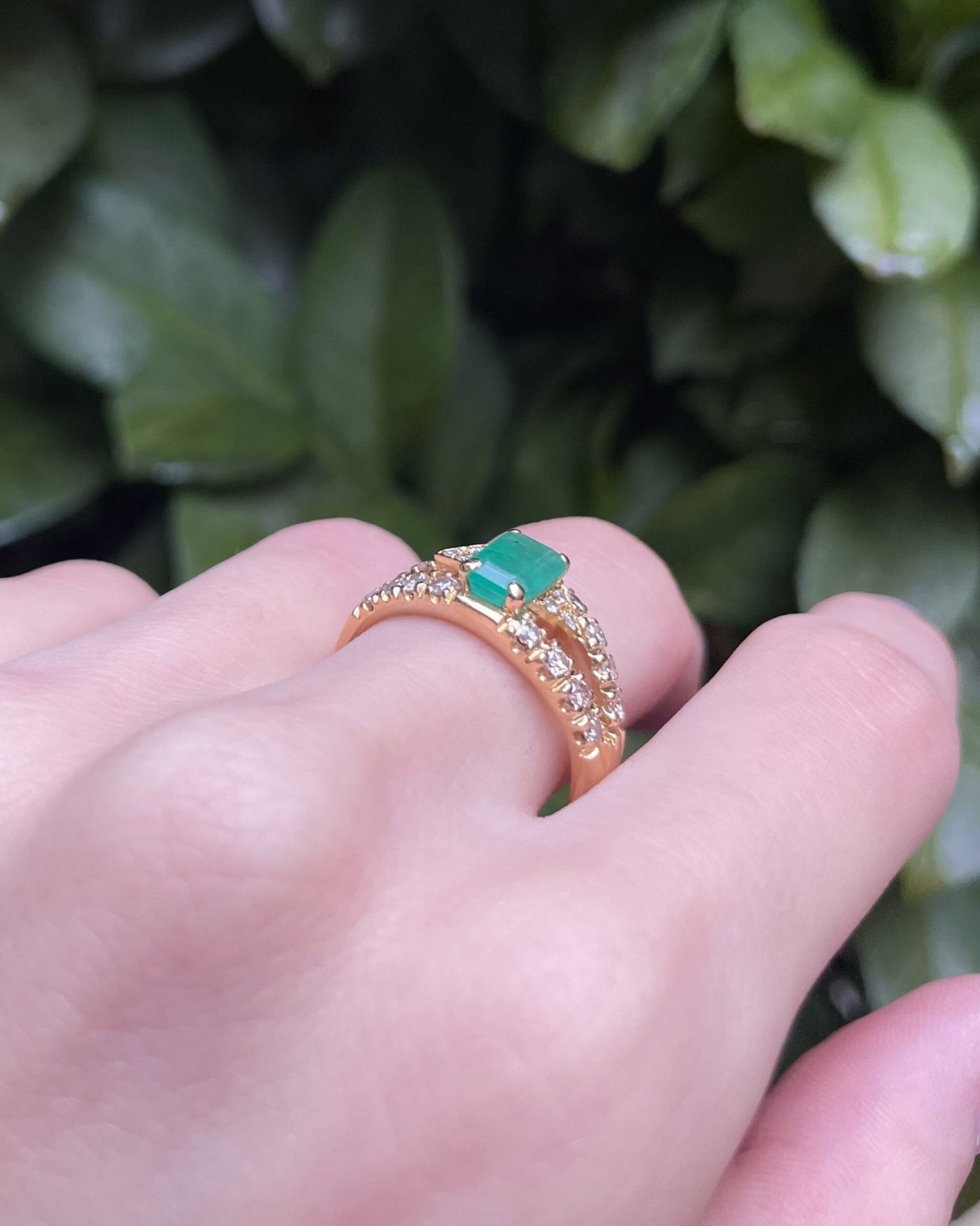 Bague Vintage Jonc Emeraude 0.90 Carat &amp; 22 Diamants "Philippa" - Elliade Paris