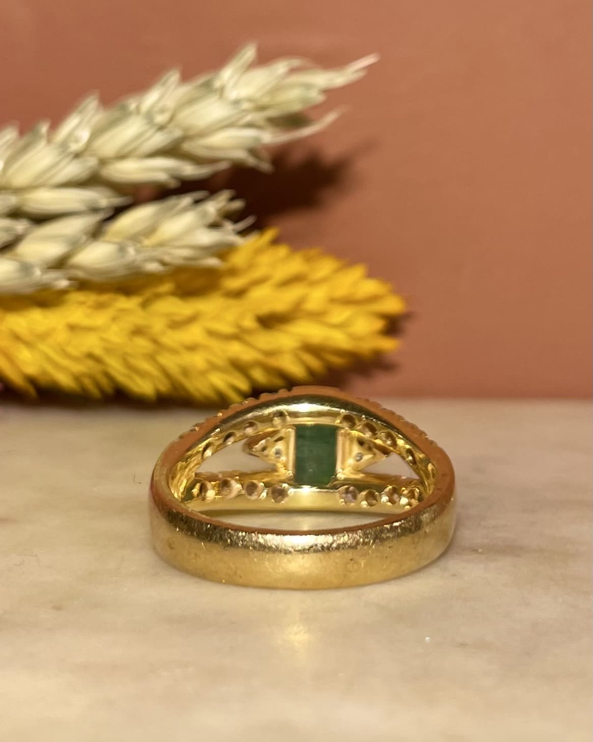 Bague Vintage Jonc Emeraude 0.90 Carat &amp; 22 Diamants "Philippa" - Elliade Paris