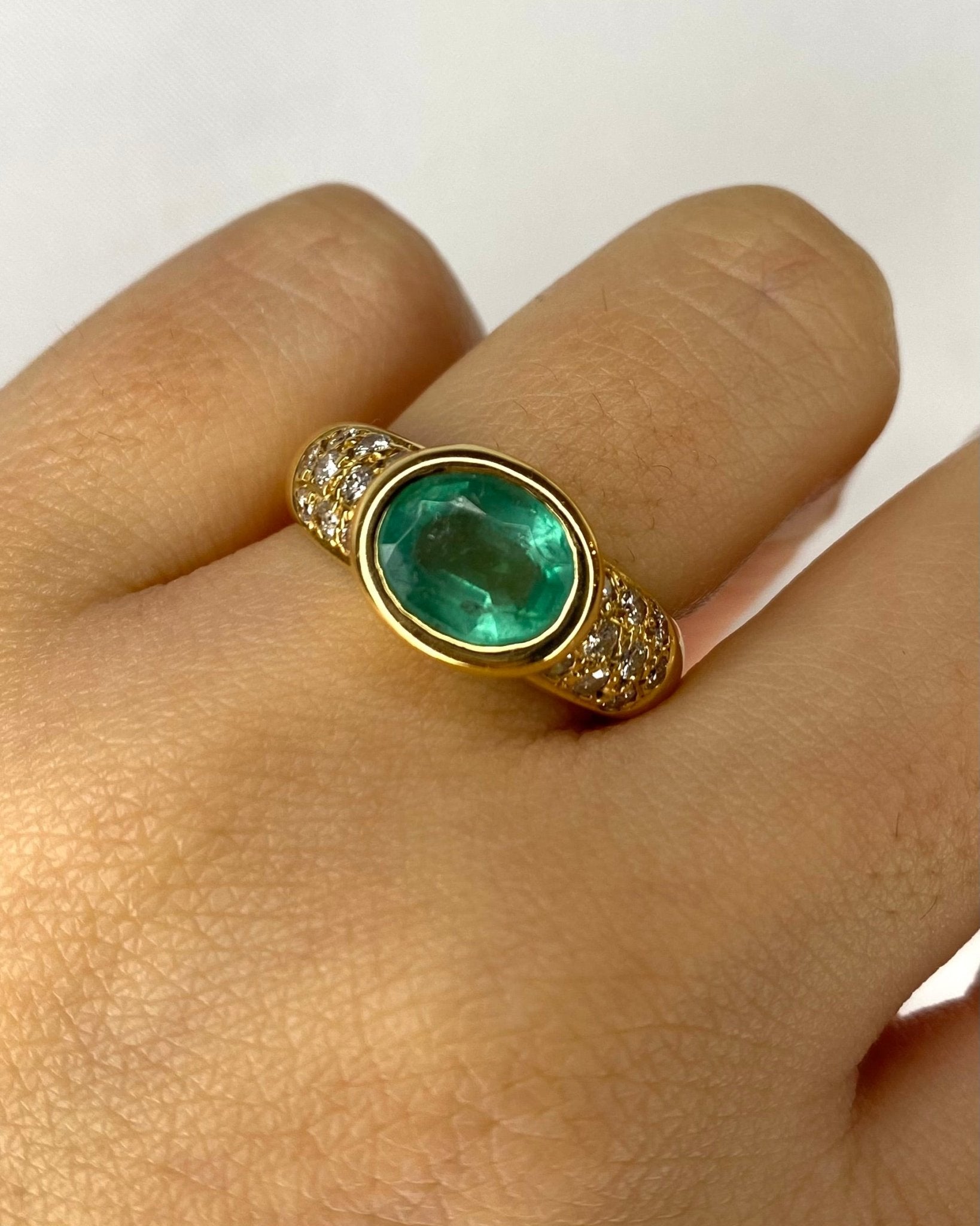 Bague Vintage Jonc Emeraude 1.78 Carat &amp; 18 Diamants "Carolina" - Elliade Paris