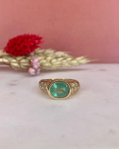 Bague Vintage Jonc Emeraude 1.78 Carat &amp; 18 Diamants &quot;Carolina&quot; - Elliade Paris