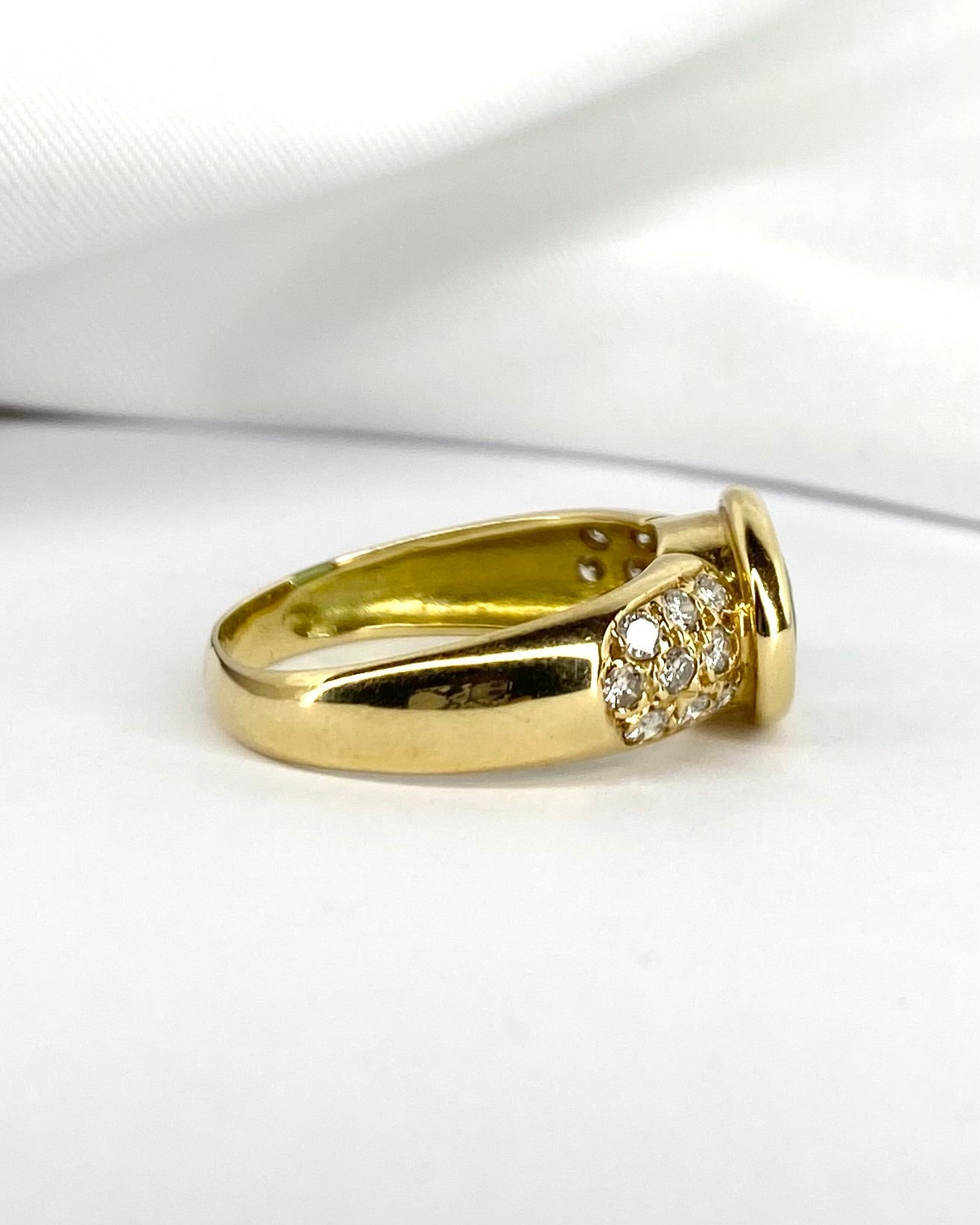 Bague Vintage Jonc Emeraude 1.78 Carat &amp; 18 Diamants &quot;Carolina&quot; - Elliade Paris