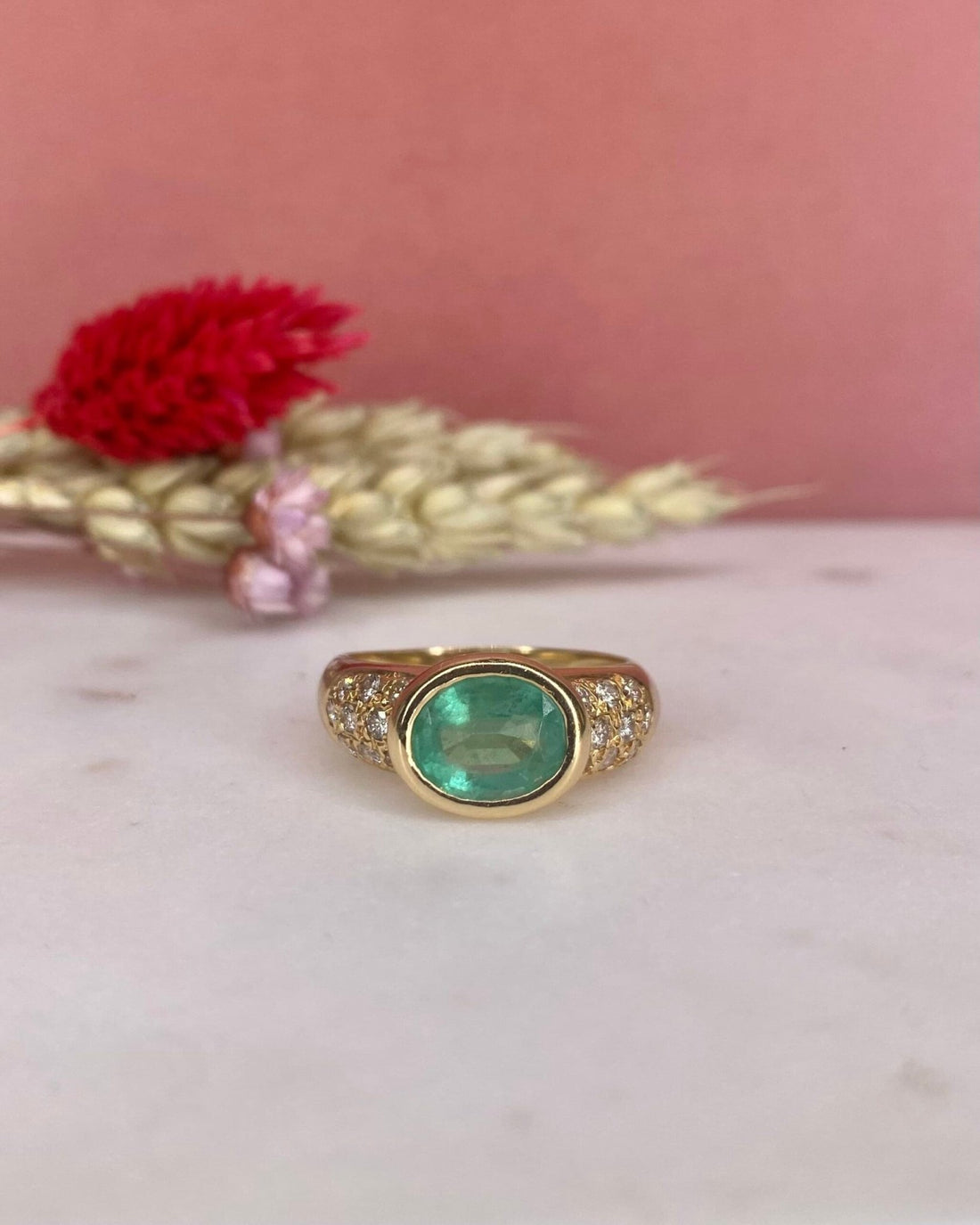 Bague Vintage Jonc Emeraude 1.78 Carat &amp; 18 Diamants &quot;Carolina&quot; - Elliade Paris