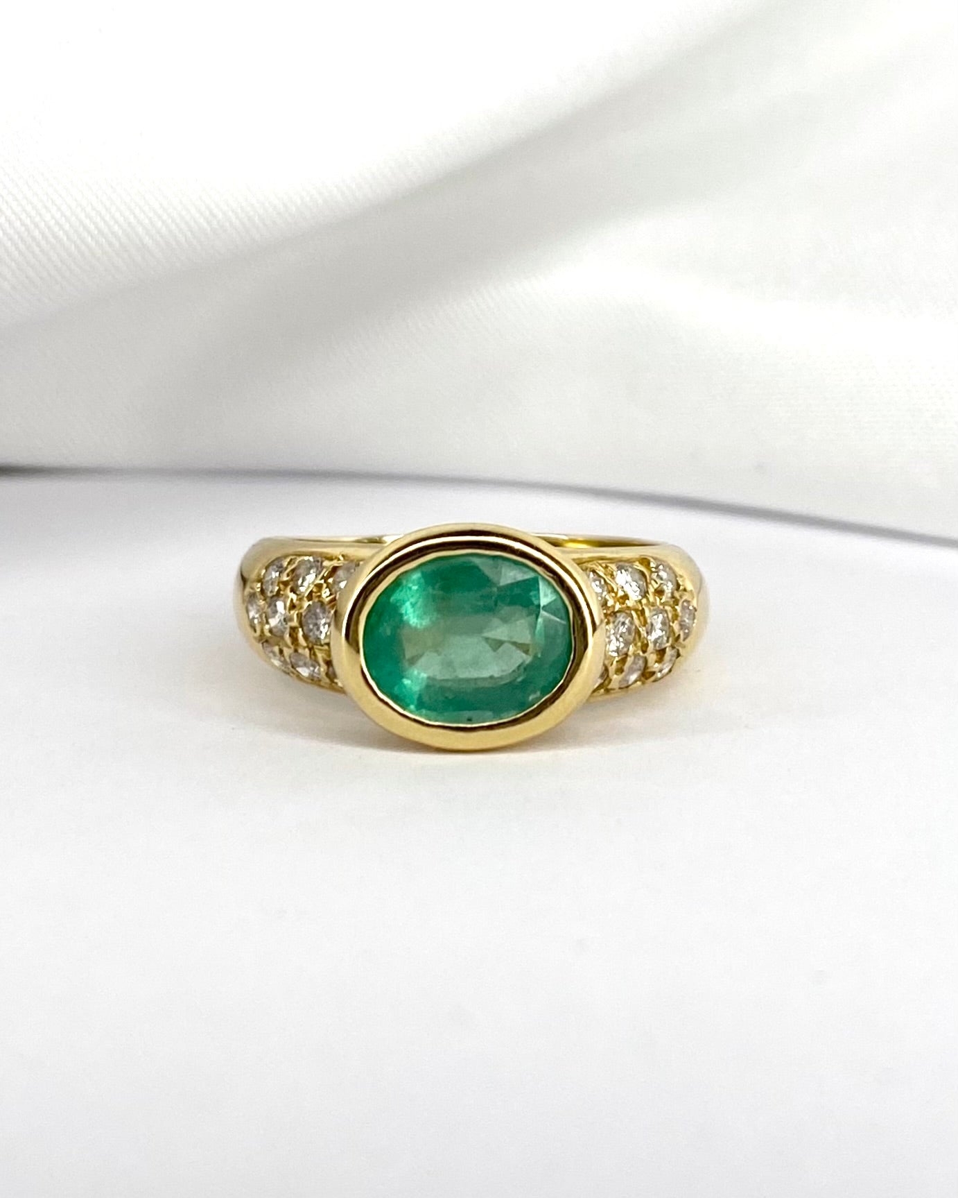 Bague Vintage Jonc Emeraude 1.78 Carat &amp; 18 Diamants "Carolina" - Elliade Paris