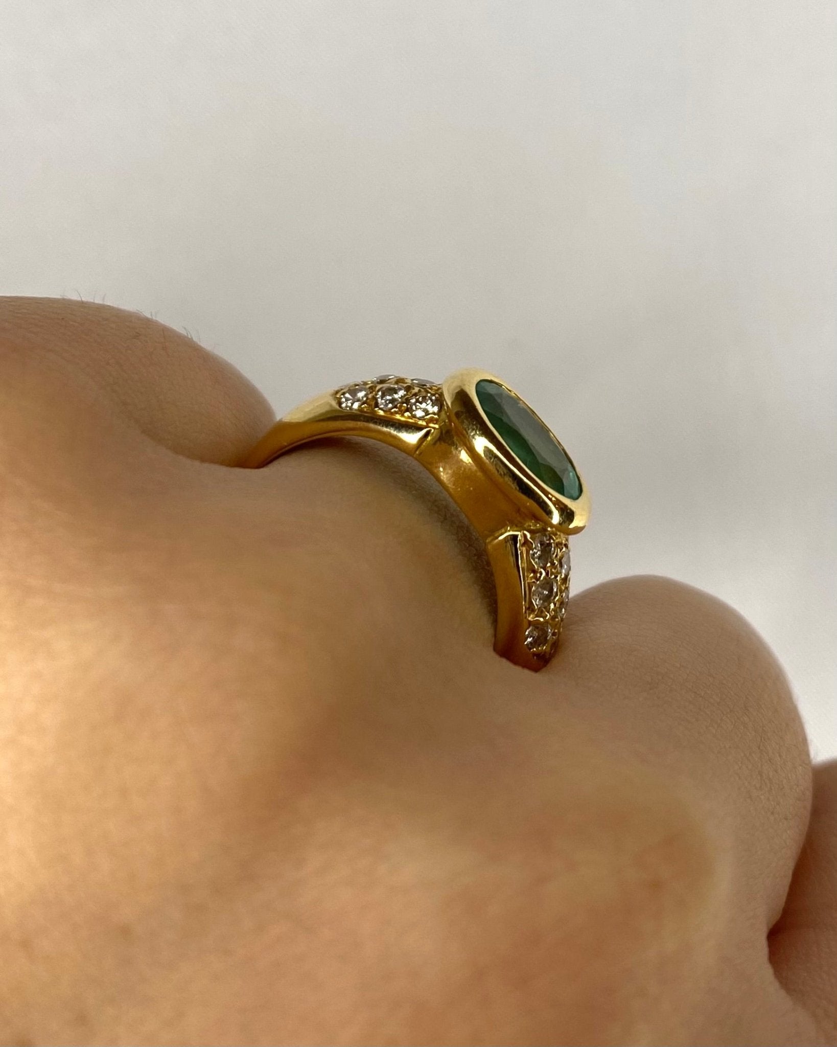 Bague Vintage Jonc Emeraude 1.78 Carat &amp; 18 Diamants "Carolina" - Elliade Paris
