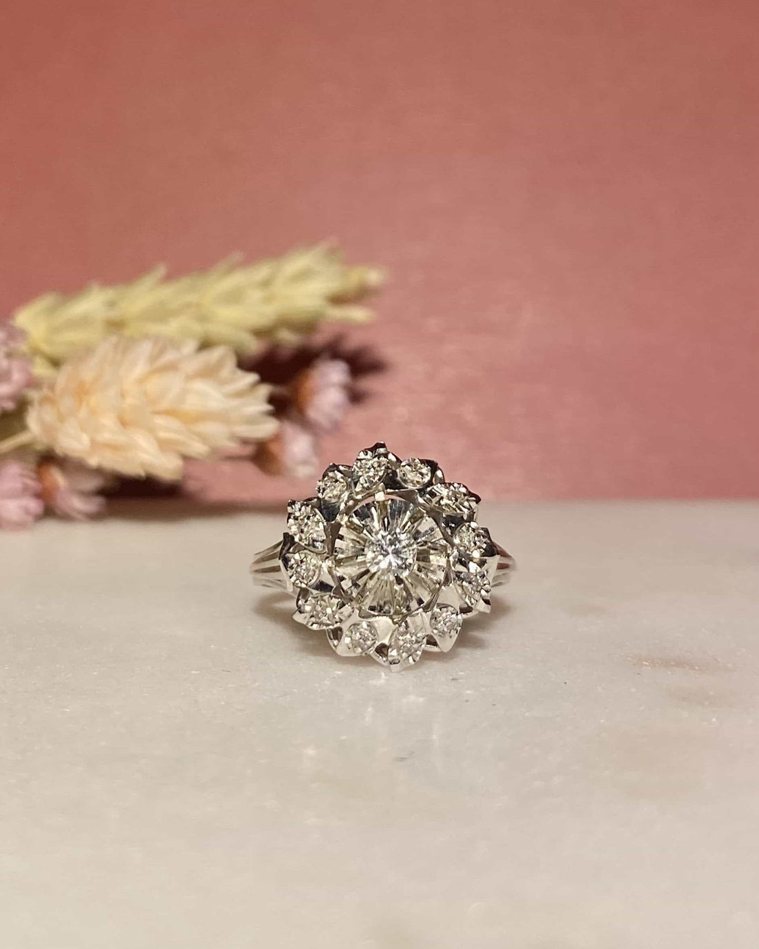 Bague Vintage Marguerite 13 Diamants &quot;Aliéna&quot; - Elliade Paris
