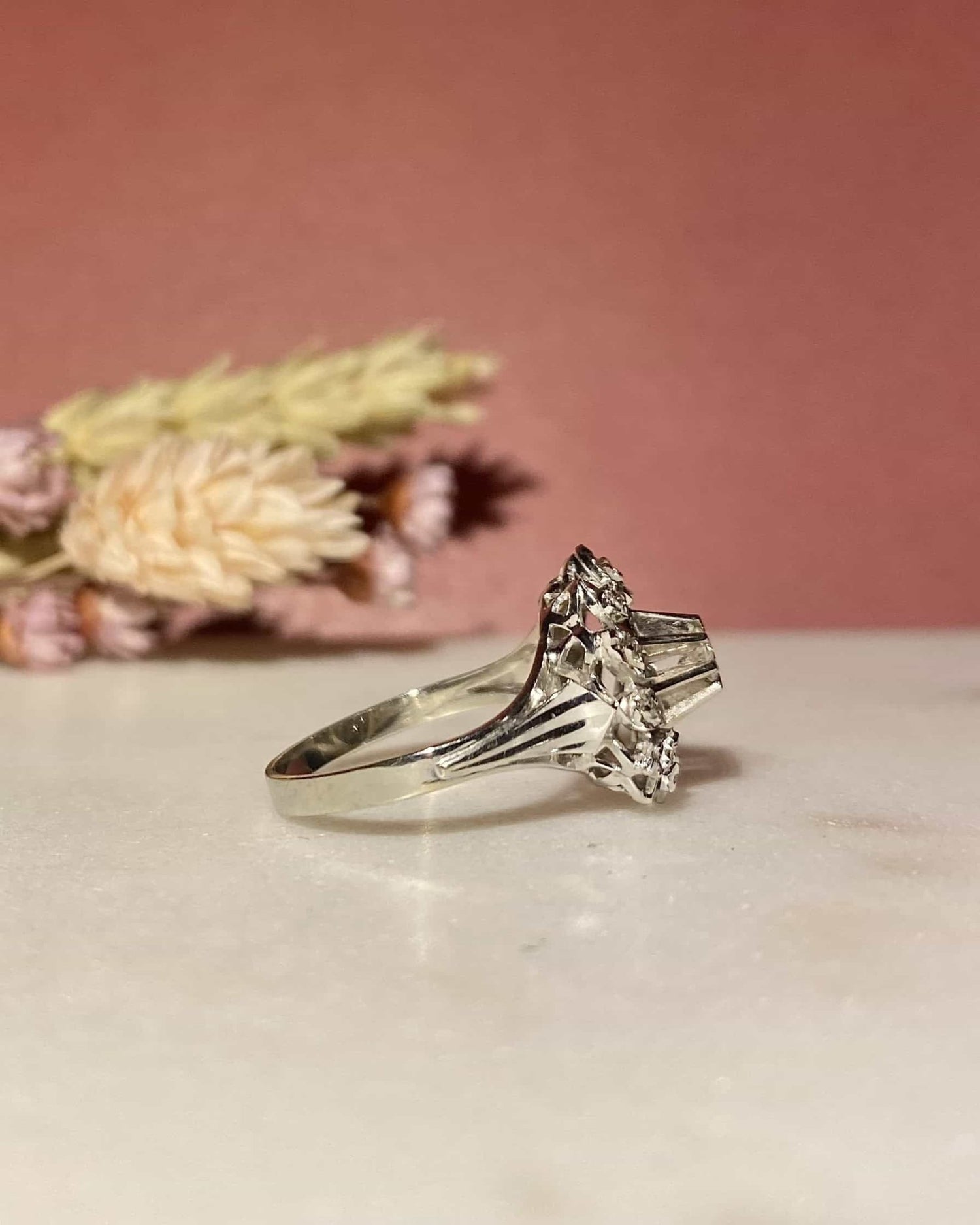 Bague Vintage Marguerite 13 Diamants &quot;Aliéna&quot; - Elliade Paris