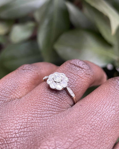 Bague Vintage Marguerite Art - Déco 0.60 Carat Diamants &quot;Peery&quot; - Elliade Paris