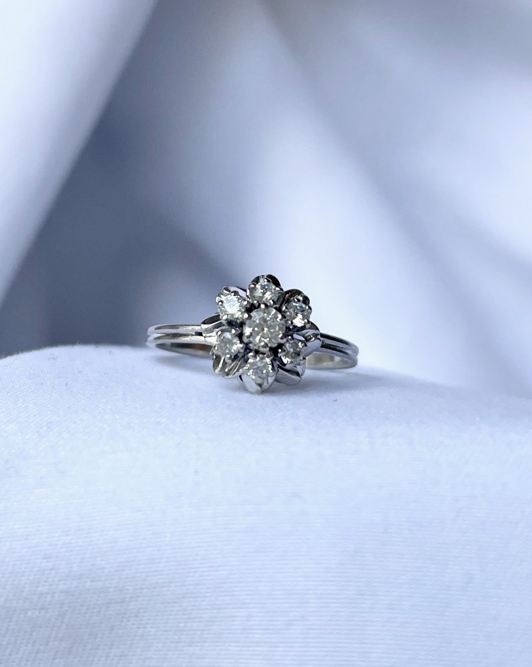Anillo de margaritas con diamantes &quot;Lya&quot;
