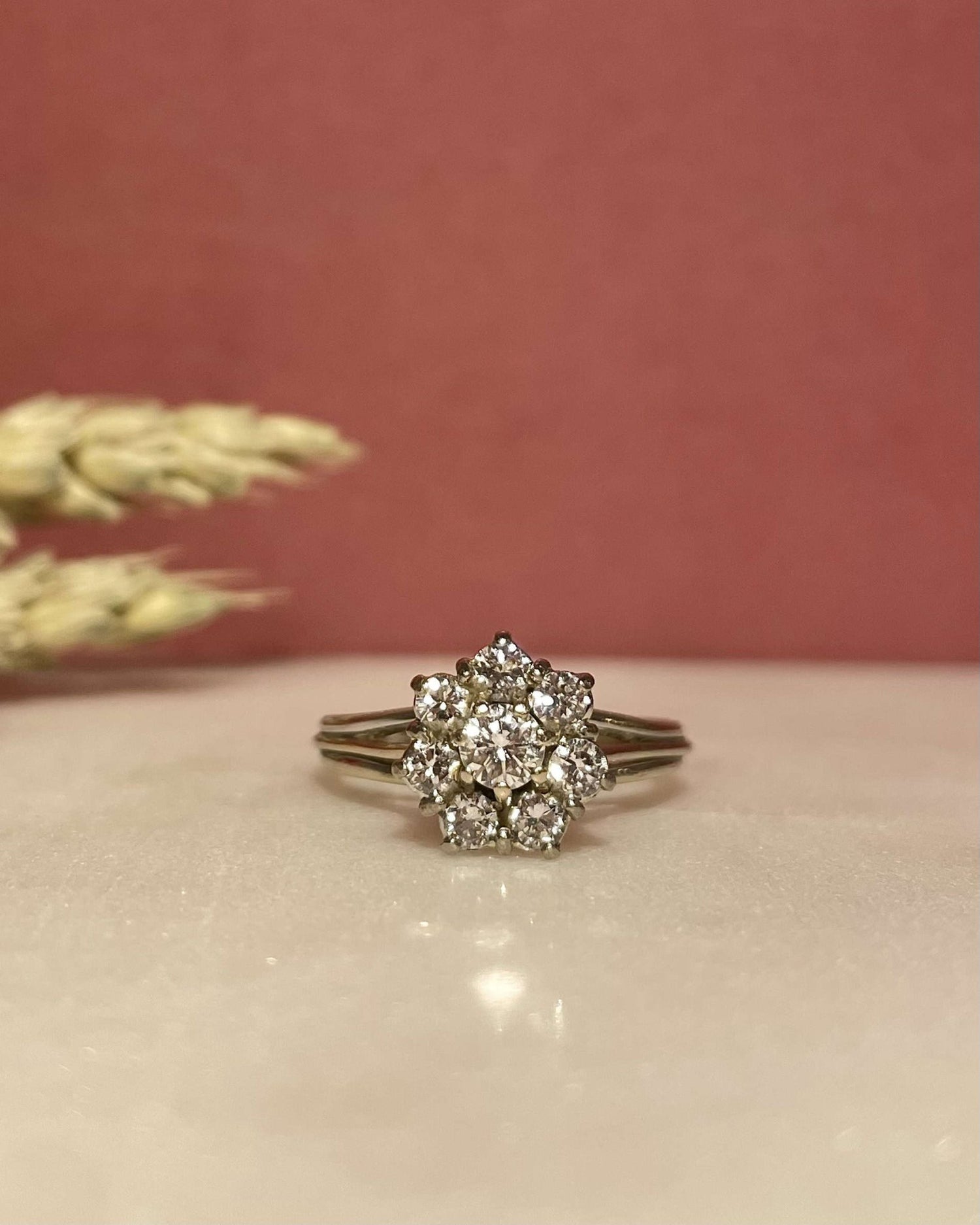 Bague Vintage Marguerite Diamants 0.64 carat &quot;Bella&quot; - Elliade Paris
