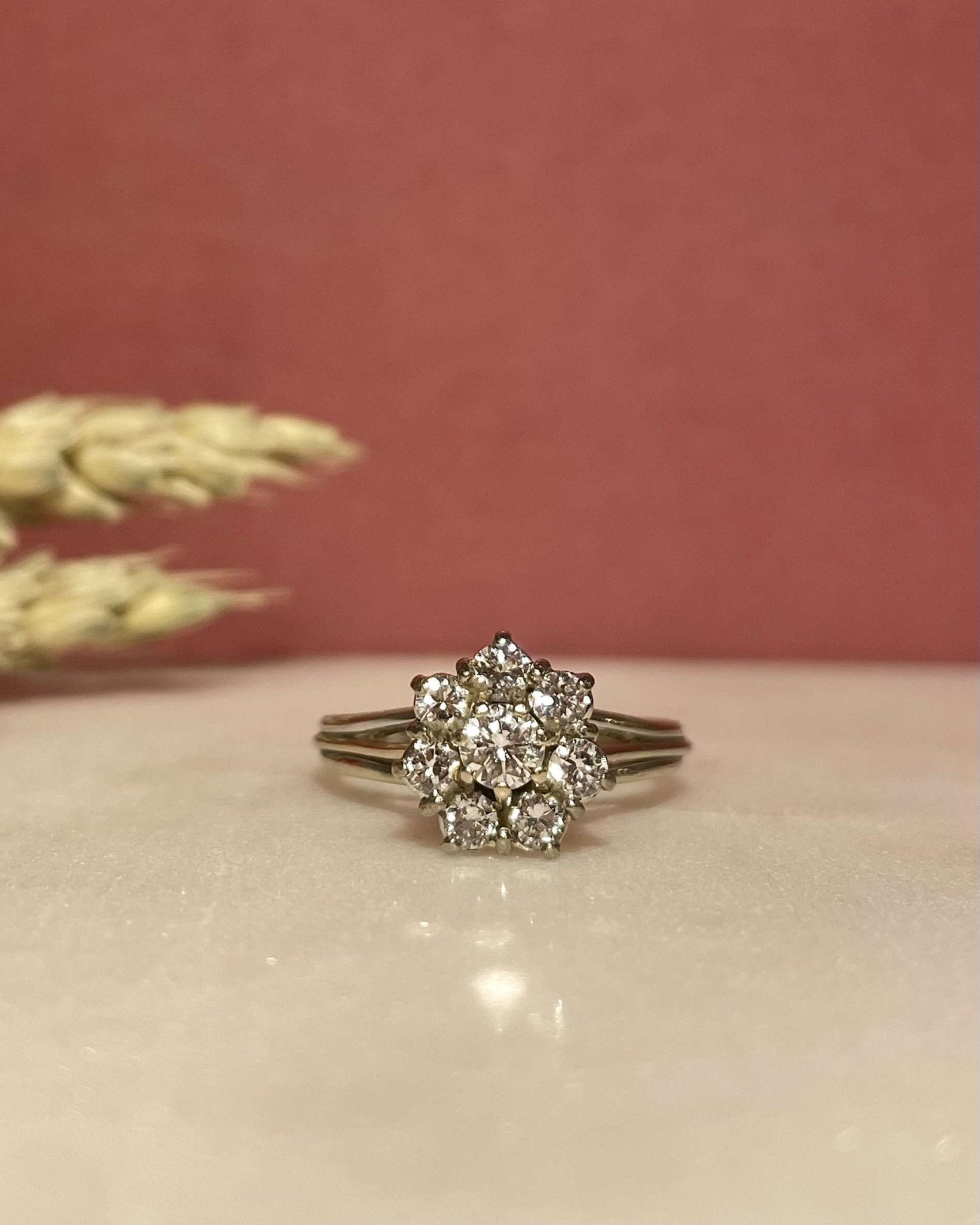 Bague Vintage Marguerite Diamants 0.64 carat &quot;Bella&quot; - Elliade Paris