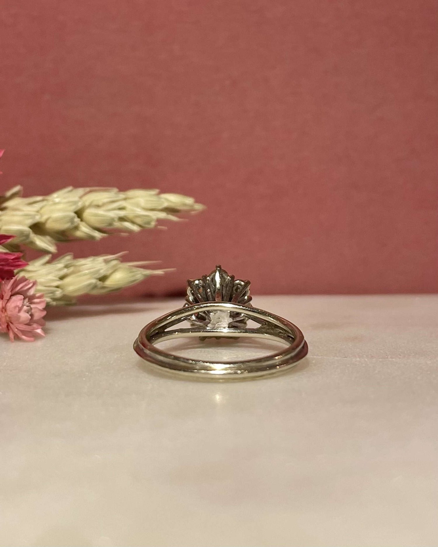 Bague Vintage Marguerite Diamants 0.64 carat &quot;Bella&quot; - Elliade Paris