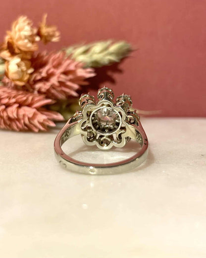 Bague Vintage Marguerite Diamants 0.80 carat &quot;Melissane&quot; - Elliade Paris