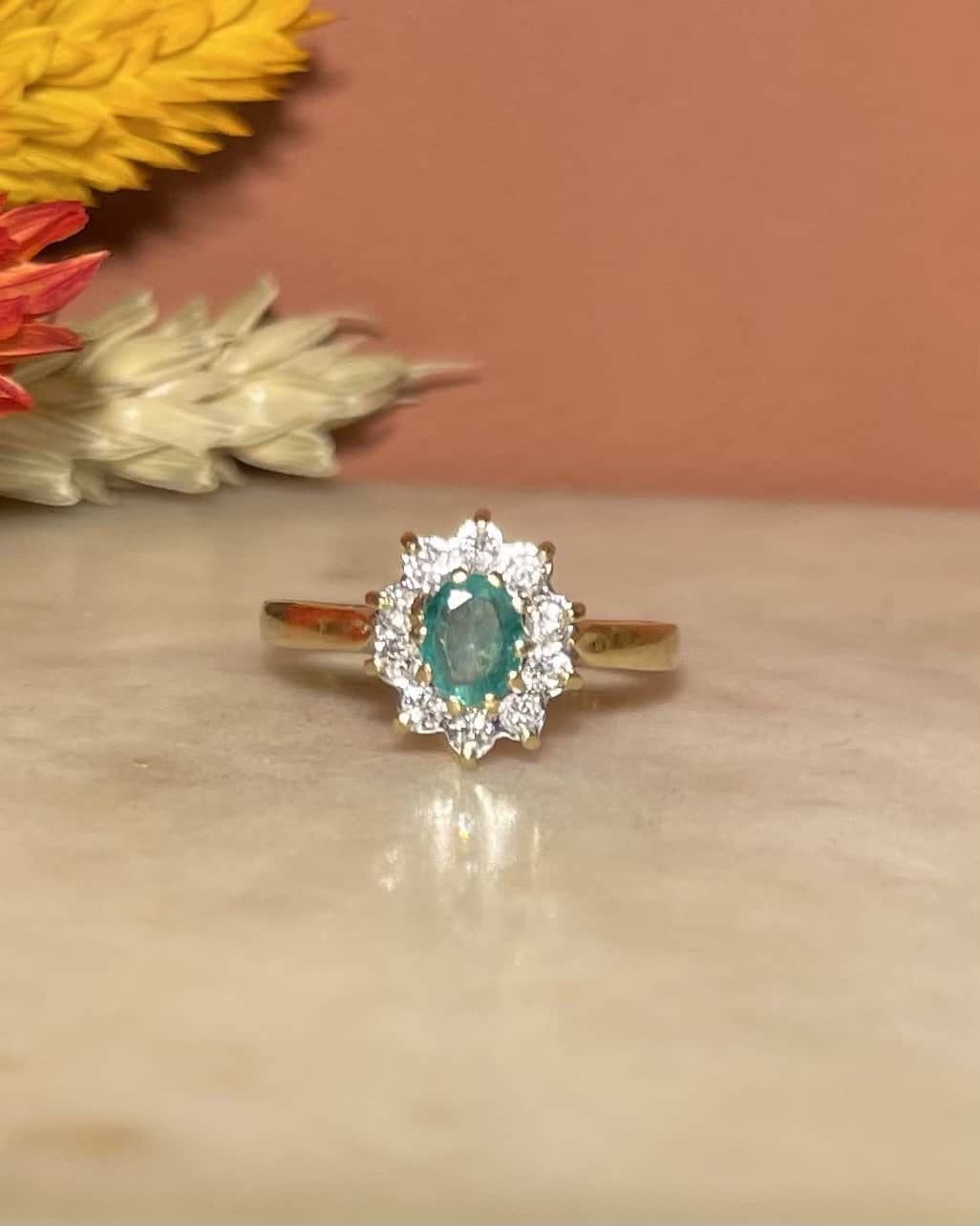 Anillo &quot;Giovani&quot; con margaritas de esmeralda y diamantes