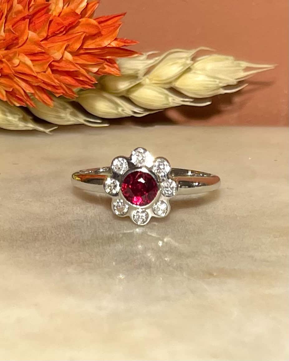 Bague Vintage Marguerite Grenat &amp; Diamants "Olivia" - Elliade Paris