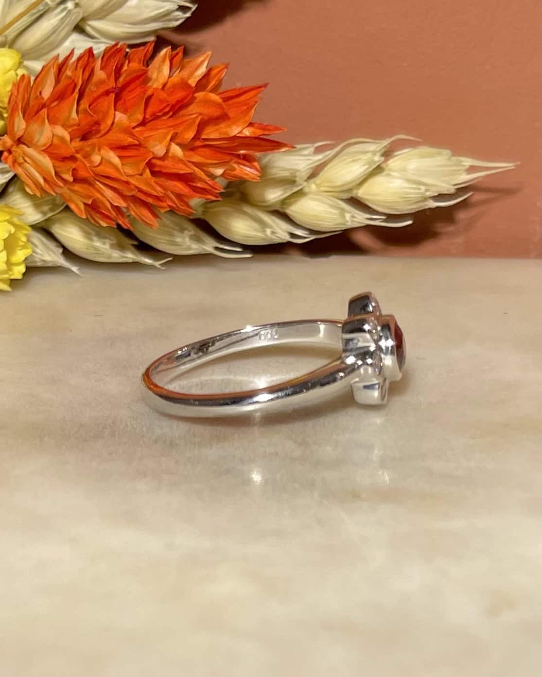 Bague Vintage Marguerite Grenat &amp; Diamants "Olivia" - Elliade Paris