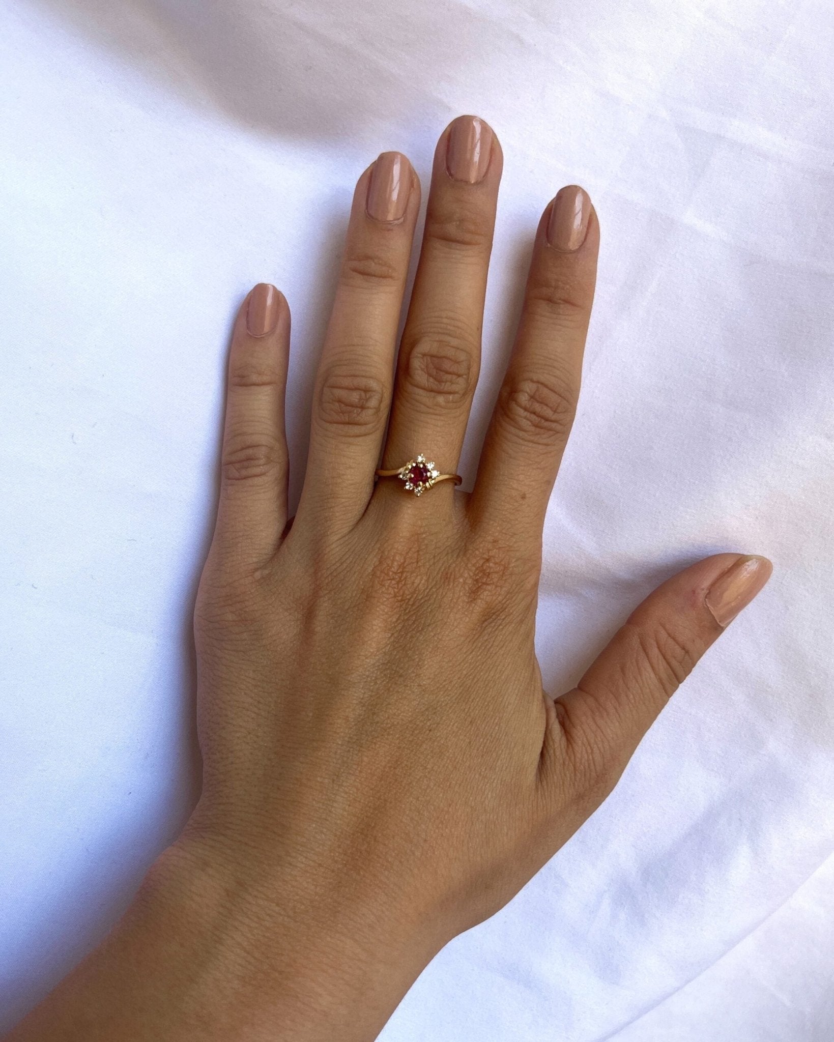 Bague Vintage Marguerite Rubis &amp; Diamants "Ilona" - Elliade Paris
