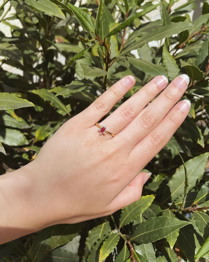 Bague Vintage Marguerite Rubis "Joy" - Elliade Paris