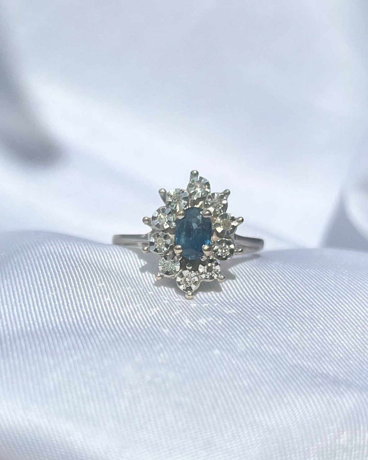 Bague Vintage Marguerite Saphir "Alaska" - Elliade Paris
