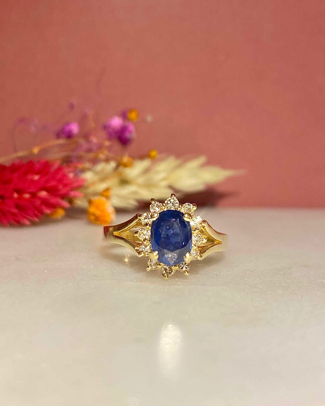 Bague Marguerite Saphir 0.75 Carat &amp; 12 Diamants &quot;Julia&quot;