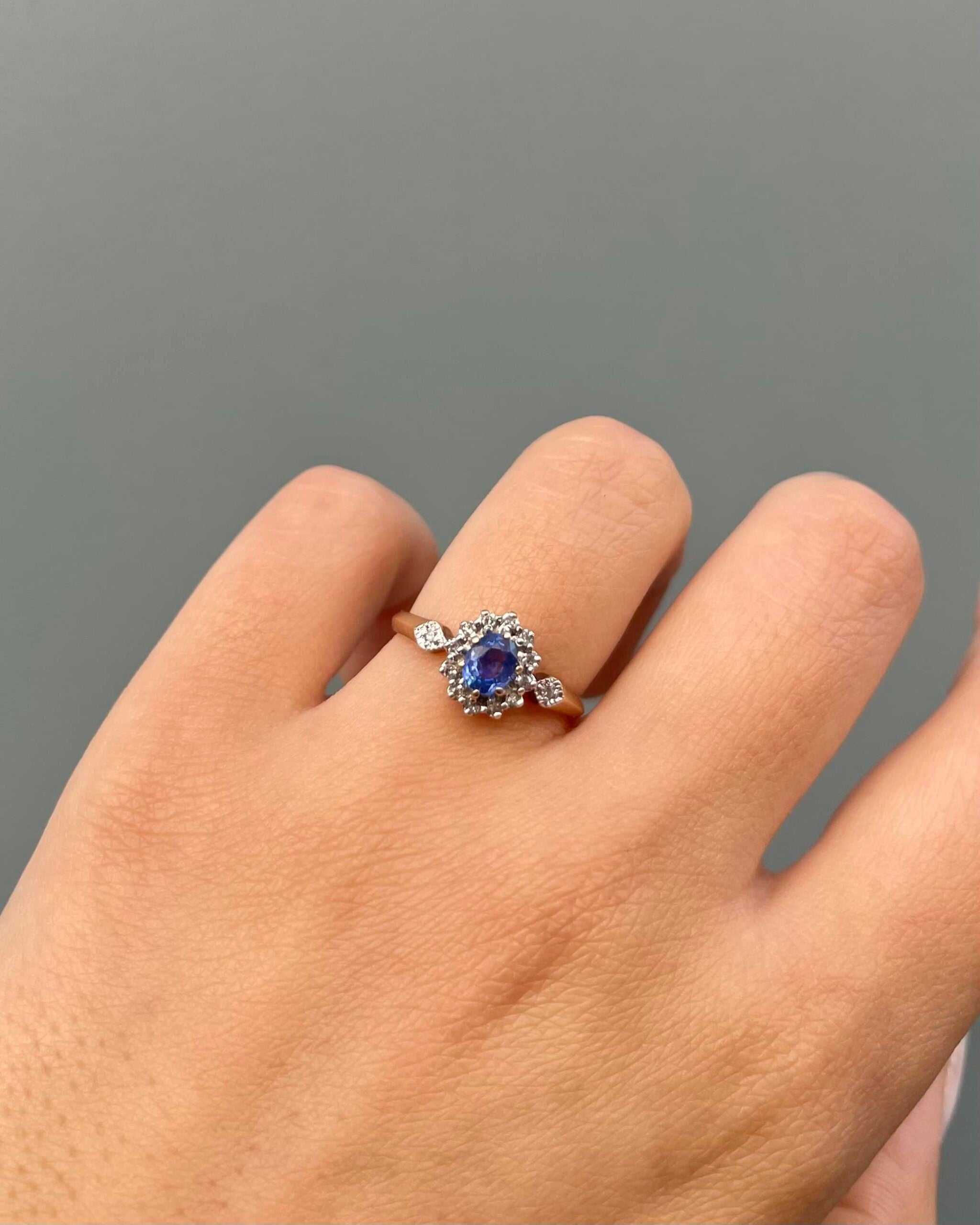 Bague Marguerite Saphir 0.60 Carat &amp; Diamants &quot;Adrienne&quot;
