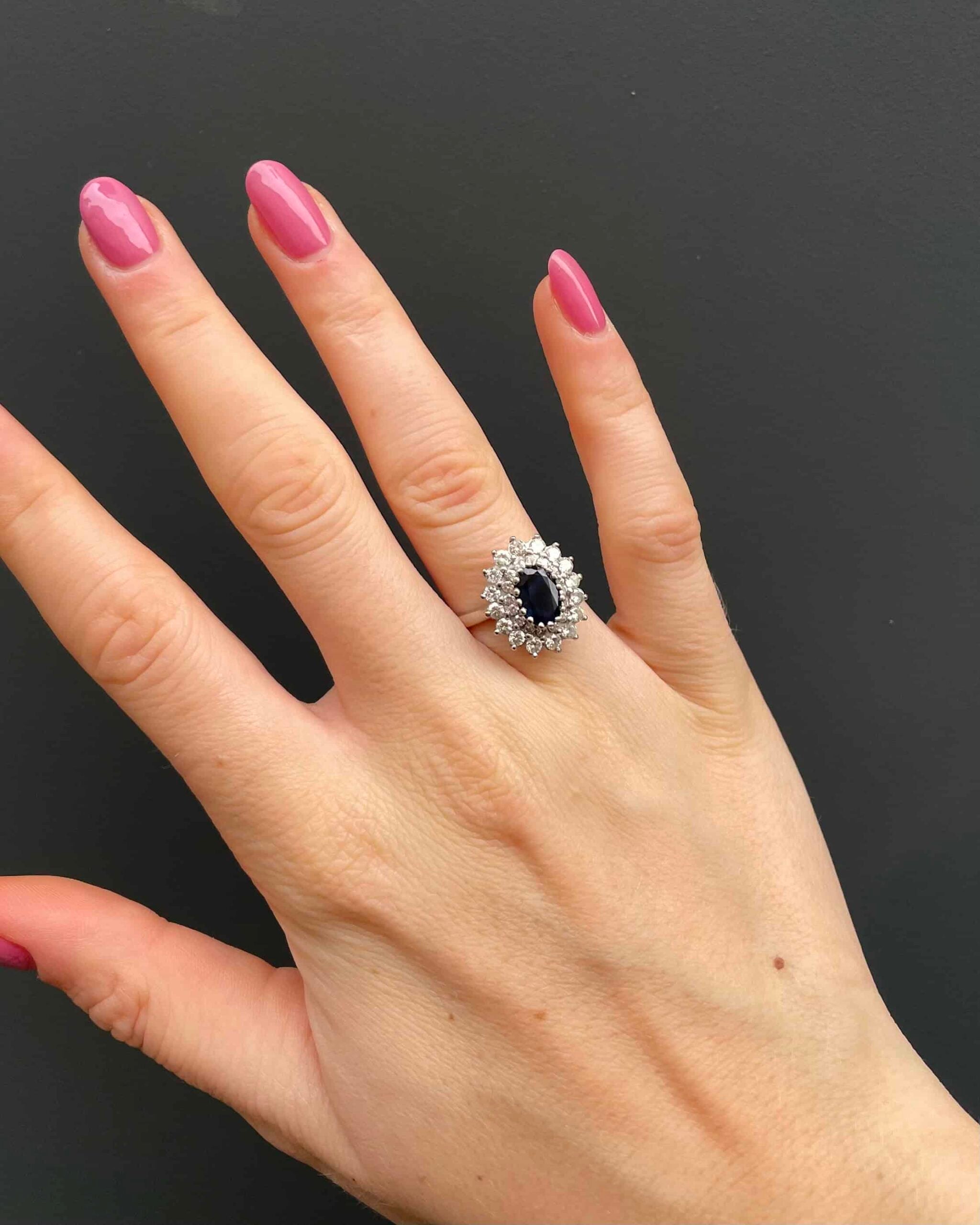 Bague Marguerite Saphir 1.80 carat &amp; 30 Diamants "Tamara" - Elliade Paris