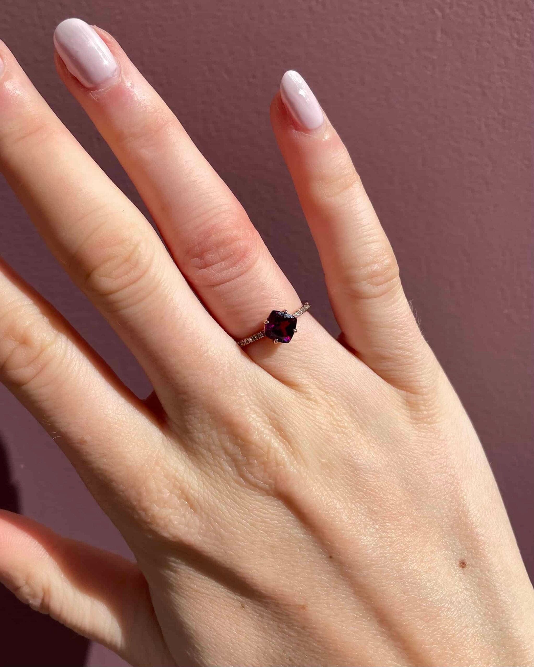 Anillo solitario "Maty" de granate de 1 quilate y 20 diamantes