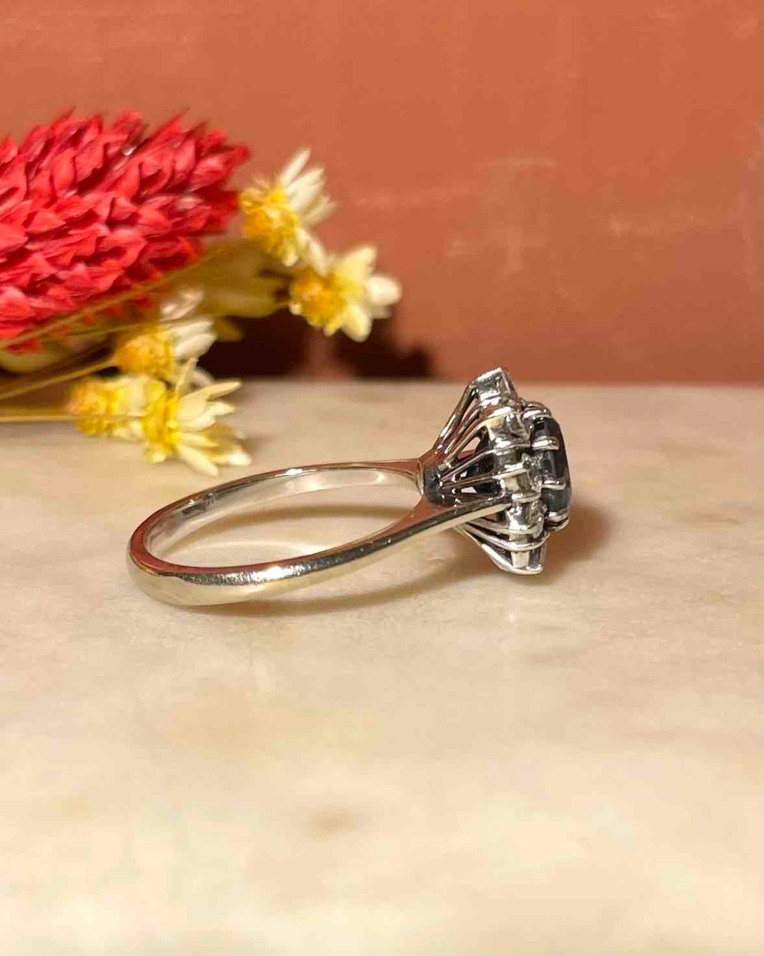 Bague Marguerite Saphir 2 carats & Diamants "Saroïse"