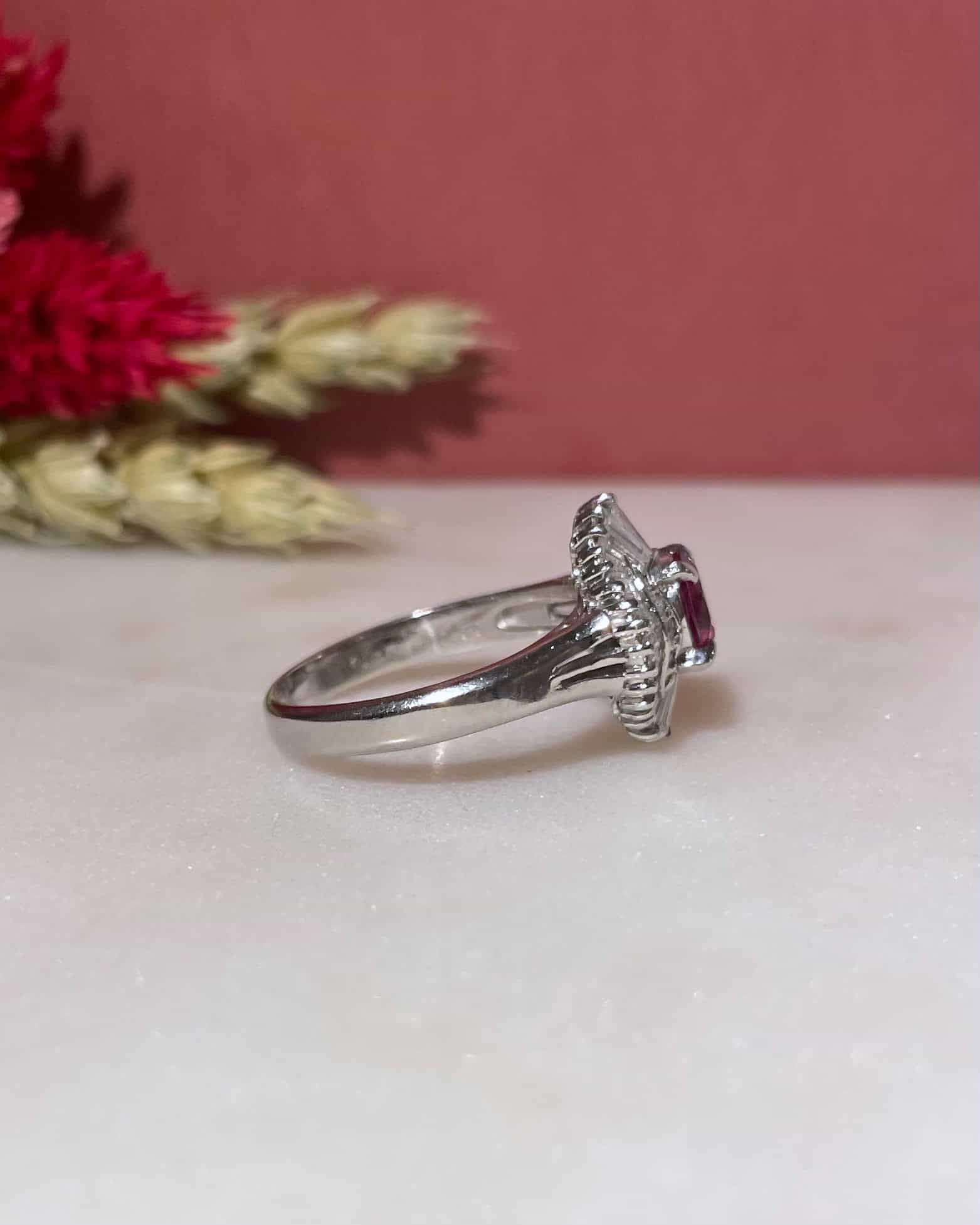 Anillo "Dorina" con rubí y margarita de 0,50 quilates y 42 diamantes de 0,56 quilates